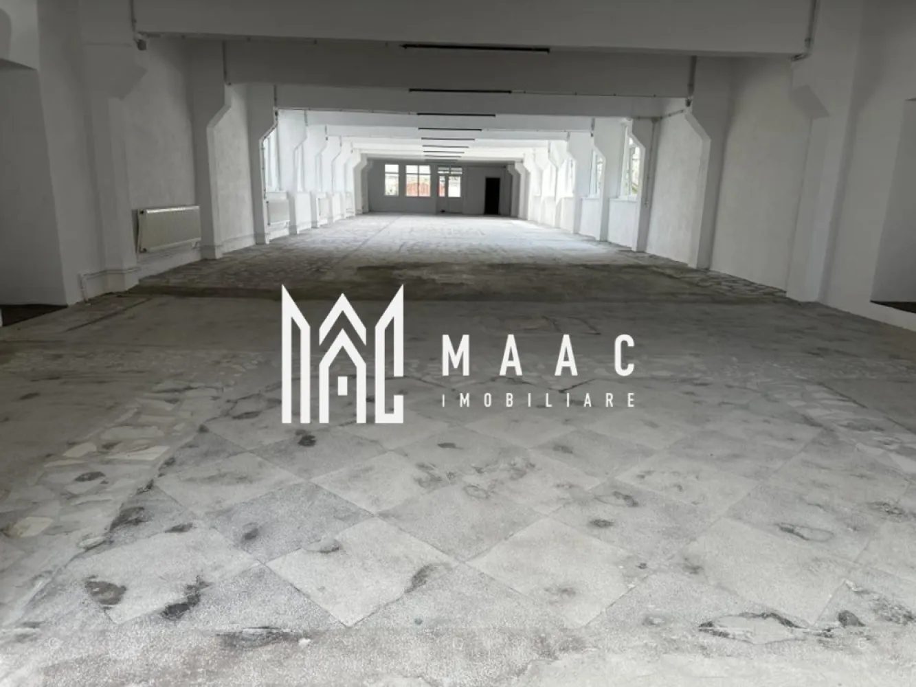 Spațiu comercial/ producție I 650 mp I Open- space I Mârșa - MAAC Imobiliare prezintă spre închiriere un spațiu comercial / hală de producție situat în localitatea Marșa, în vecinătatea Liceului Tehnologic și a stadionului — o zonă cu potențial industrial ridicat, ideală pentru activități comerciale, logistice sau de producție.

Caracteristici esențiale
- Suprafață totală: 650 mp, distribuiți pe 2 niveluri
- Parter: 310 mp open-space, etaj: 340 mp, ambele open- space, 2 grupuri sanitare 
- Intrare din ambele părți ale clădirii
- Posibilitate acces mașini de tonaj până în fața spațiului
- Spațiile se pot închiria și separat.

Dotări și utilități
- Clădire izolată
- Contorizare separată pe fiecare nivel
- Încălzire cu centrală termică individuală pe fiecare palier
- Instalații electrice noi
- Curent trifazic
- Geamuri și uși termopan
- Pardoseală pentru trafic intens
- Negatie ISU

Avantaje operaționale
- Spațiu versatil, potrivit pentru producție, depozitare, showroom sau activități comerciale
- Configurație open-space, ușor de adaptat în funcție de necesități
- Poziționare excelentă într-o zonă industrială în dezvoltare
- Acces facil pentru aprovizionare și distribuție
- Contract de închiriere pe termen lung, garanție în echivalentul unei chirii lunare.

Pentru detalii și programarea unei vizionări, contactați MAAC Imobiliare specificând ID CP2889713.
