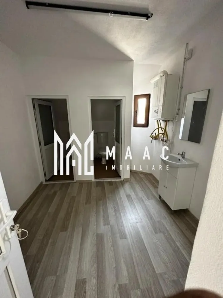 Spațiu comercial/ producție I 650 mp I Open- space I Mârșa - MAAC Imobiliare prezintă spre închiriere un spațiu comercial / hală de producție situat în localitatea Marșa, în vecinătatea Liceului Tehnologic și a stadionului — o zonă cu potențial industrial ridicat, ideală pentru activități comerciale, logistice sau de producție.

Caracteristici esențiale
- Suprafață totală: 650 mp, distribuiți pe 2 niveluri
- Parter: 310 mp open-space, etaj: 340 mp, ambele open- space, 2 grupuri sanitare 
- Intrare din ambele părți ale clădirii
- Posibilitate acces mașini de tonaj până în fața spațiului
- Spațiile se pot închiria și separat.

Dotări și utilități
- Clădire izolată
- Contorizare separată pe fiecare nivel
- Încălzire cu centrală termică individuală pe fiecare palier
- Instalații electrice noi
- Curent trifazic
- Geamuri și uși termopan
- Pardoseală pentru trafic intens
- Negatie ISU

Avantaje operaționale
- Spațiu versatil, potrivit pentru producție, depozitare, showroom sau activități comerciale
- Configurație open-space, ușor de adaptat în funcție de necesități
- Poziționare excelentă într-o zonă industrială în dezvoltare
- Acces facil pentru aprovizionare și distribuție
- Contract de închiriere pe termen lung, garanție în echivalentul unei chirii lunare.

Pentru detalii și programarea unei vizionări, contactați MAAC Imobiliare specificând ID CP2889713.