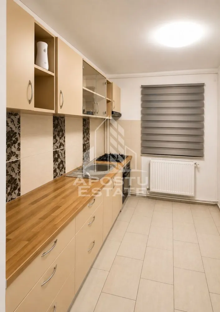 Apartament 3 camere, de vanzare, zona Sagului, Timisoara - Agentia imobiliara APOSTU ESTATE va ofera spre vanzare un apartament cu 3 camere, mobilat si utilat, localizat in judetul Timis, Timisoara, zona Sagului.

Apartamentul are o suprafata de 65mp utili +balcon si este situat la parter intr-un bloc anvelopat termic, cu 5 etaje.

- Hol de acces

- Bucatarie

-Living cu balcon 

- 2 Dormitoare 

- Baie cu cada si geam

Confortul termic este asigurat prin intermediul centralei proprie pe gaz. Apartamentul a fost renovat integral, se preda mobilat si utilat.

Zona cu numeroase facilitati si puncte de interes precum: acces rapid si usor la mijloacele de transport in comun, si alte supermarket-uri in apropiere, farmacii, institutii de invatamant, restaurante, baruri, cafenele si multe altele.