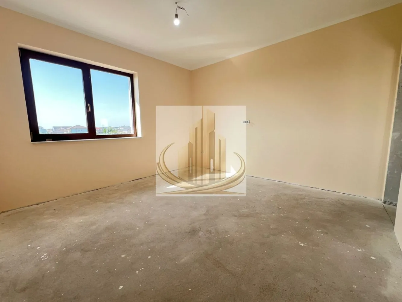 Duplex Mediteranean, Dumbravita, 5 camere, finisaje premium,casa SMART - Grand Mobilis Imobiliare vă propune spre vânzare o jumătate de duplex în stil mediteranean, o proprietate premium situată într-o zonă rezidențială liniștită din Dumbrăvița, dar foarte bine conectată la toate punctele de interes.

Proprietatea impresionează prin designul elegant, compartimentarea inteligentă și dotările de înaltă calitate, fiind ideală pentru o familie care își dorește confort, spațiu și intimitate.

Detalii generale:

Suprafață utilă: 135 mp
Terasă acoperită: 18 mp
Suprafață teren: 300 mp

Construcția este realizată din cărămidă, cu izolație exterioară de 15 cm (EPS 80), iar podul este izolat cu vată minerală de 20 cm, asigurând eficiență energetică ridicată.

Compartimentare:

Parter:

Hol de acces
Baie cu cabină de duș
Birou / dormitor
Cameră tehnică
Living și bucătărie, ambele cu ieșire pe terasa acoperită

Etaj:

Hol
Dressing
Dormitor matrimonial cu baie proprie
Baie cu cadă
2 dormitoare suplimentare

Pod:

Acces pe scară
Spațiu circulabil, ideal pentru depozitare

Finisaje și amenajări interioare:

Tâmplărie PVC Salamander cu geam tripan
Uși interioare Porta Doors – gamă premium
Glafuri din marmură (interior și exterior)
Prize și întrerupătoare Gewis
Băi și bucătărie placate cu gresie și faianță premium
Pardoseli din gresie și parchet în dormitoare

Dotări și facilități:

Încălzire în pardoseală cu termostat individual în fiecare cameră
Prize pentru internet și cablu TV în toate camerele, inclusiv pe terasă
Aer condiționat (18.000 BTU)
Proprietatea este pregătită pentru montarea unui sistem de panouri fotovoltaice
Stație de încărcare pentru mașini electrice (în curs de instalare)
Poartă auto cu deschidere automată și poartă pietonală cu videointerfon
Sistem de supraveghere video exterior (Hikvision – 3 camere)
Sistem antiefracție cu senzori de mișcare și alarmă
2 locuri de parcare în curte
Sistem de drenaj pentru apele pluviale
Sistem de irigație în curs de instalare, alimentat din foraj propriu

Această proprietate reprezintă o alegere excelentă pentru cei care caută un cămin modern, bine construit și echipat la standarde înalte, într-o zonă liniștită, dar accesibilă. 

Tur Virtual disponibil la cerere!

Pentru mai multe detalii sau programarea unei vizionări, echipa Grand Mobilis Imobiliare vă stă la dispoziție.
ID Intern: CP3023236