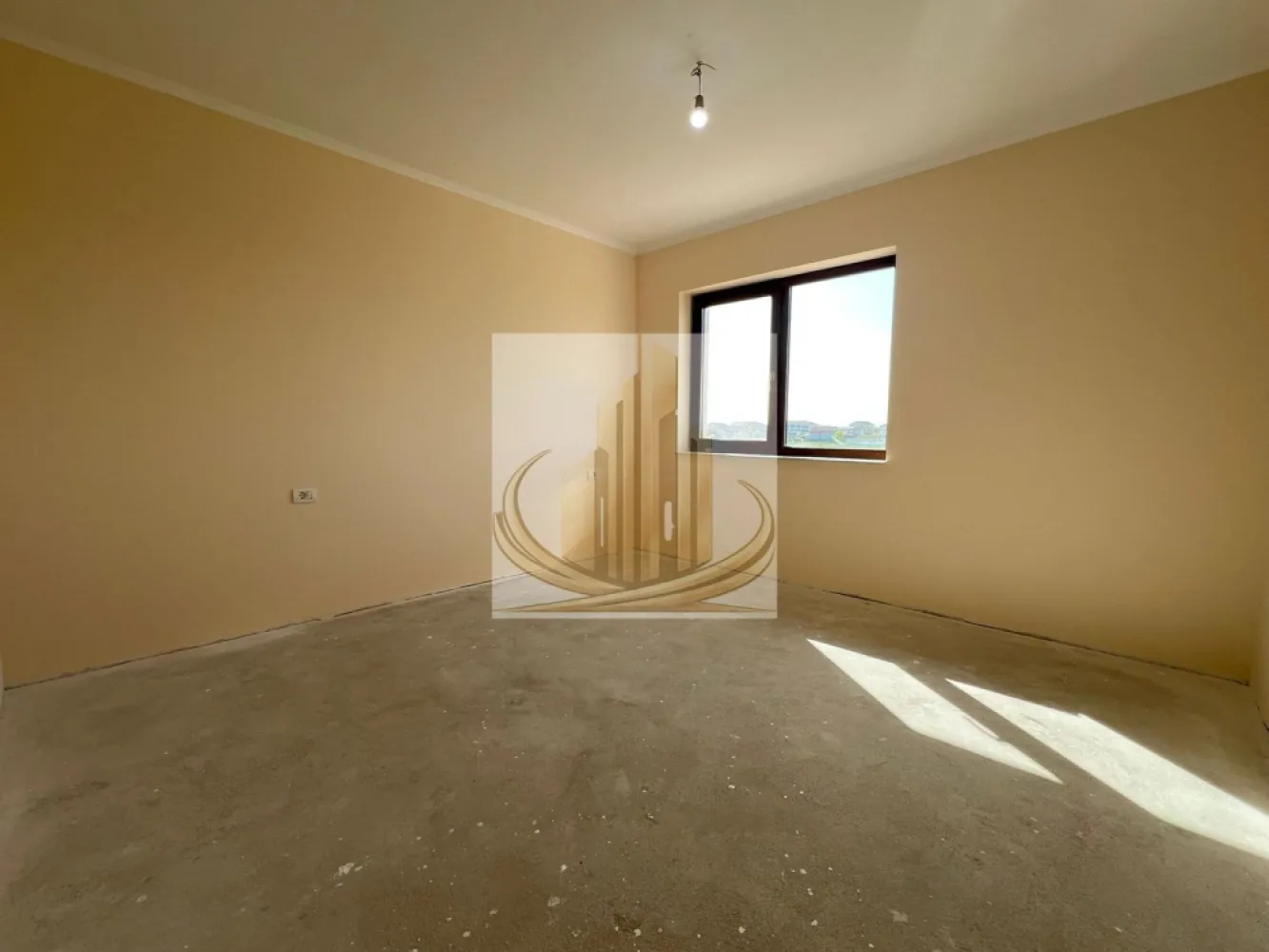 Duplex Mediteranean, Dumbravita, 5 camere, finisaje premium,casa SMART - Grand Mobilis Imobiliare vă propune spre vânzare o jumătate de duplex în stil mediteranean, o proprietate premium situată într-o zonă rezidențială liniștită din Dumbrăvița, dar foarte bine conectată la toate punctele de interes.

Proprietatea impresionează prin designul elegant, compartimentarea inteligentă și dotările de înaltă calitate, fiind ideală pentru o familie care își dorește confort, spațiu și intimitate.

Detalii generale:

Suprafață utilă: 135 mp
Terasă acoperită: 18 mp
Suprafață teren: 300 mp

Construcția este realizată din cărămidă, cu izolație exterioară de 15 cm (EPS 80), iar podul este izolat cu vată minerală de 20 cm, asigurând eficiență energetică ridicată.

Compartimentare:

Parter:

Hol de acces
Baie cu cabină de duș
Birou / dormitor
Cameră tehnică
Living și bucătărie, ambele cu ieșire pe terasa acoperită

Etaj:

Hol
Dressing
Dormitor matrimonial cu baie proprie
Baie cu cadă
2 dormitoare suplimentare

Pod:

Acces pe scară
Spațiu circulabil, ideal pentru depozitare

Finisaje și amenajări interioare:

Tâmplărie PVC Salamander cu geam tripan
Uși interioare Porta Doors – gamă premium
Glafuri din marmură (interior și exterior)
Prize și întrerupătoare Gewis
Băi și bucătărie placate cu gresie și faianță premium
Pardoseli din gresie și parchet în dormitoare

Dotări și facilități:

Încălzire în pardoseală cu termostat individual în fiecare cameră
Prize pentru internet și cablu TV în toate camerele, inclusiv pe terasă
Aer condiționat (18.000 BTU)
Proprietatea este pregătită pentru montarea unui sistem de panouri fotovoltaice
Stație de încărcare pentru mașini electrice (în curs de instalare)
Poartă auto cu deschidere automată și poartă pietonală cu videointerfon
Sistem de supraveghere video exterior (Hikvision – 3 camere)
Sistem antiefracție cu senzori de mișcare și alarmă
2 locuri de parcare în curte
Sistem de drenaj pentru apele pluviale
Sistem de irigație în curs de instalare, alimentat din foraj propriu

Această proprietate reprezintă o alegere excelentă pentru cei care caută un cămin modern, bine construit și echipat la standarde înalte, într-o zonă liniștită, dar accesibilă. 

Tur Virtual disponibil la cerere!

Pentru mai multe detalii sau programarea unei vizionări, echipa Grand Mobilis Imobiliare vă stă la dispoziție.
ID Intern: CP3023236