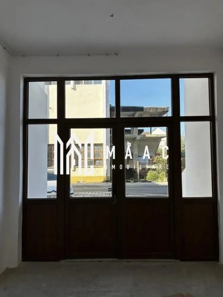 Spațiu comercial/ producție I 650 mp I Open- space I Mârșa - MAAC Imobiliare prezintă spre închiriere un spațiu comercial / hală de producție situat în localitatea Marșa, în vecinătatea Liceului Tehnologic și a stadionului — o zonă cu potențial industrial ridicat, ideală pentru activități comerciale, logistice sau de producție.

Caracteristici esențiale
- Suprafață totală: 650 mp, distribuiți pe 2 niveluri
- Parter: 310 mp open-space, etaj: 340 mp, ambele open- space, 2 grupuri sanitare 
- Intrare din ambele părți ale clădirii
- Posibilitate acces mașini de tonaj până în fața spațiului
- Spațiile se pot închiria și separat.

Dotări și utilități
- Clădire izolată
- Contorizare separată pe fiecare nivel
- Încălzire cu centrală termică individuală pe fiecare palier
- Instalații electrice noi
- Curent trifazic
- Geamuri și uși termopan
- Pardoseală pentru trafic intens
- Negatie ISU

Avantaje operaționale
- Spațiu versatil, potrivit pentru producție, depozitare, showroom sau activități comerciale
- Configurație open-space, ușor de adaptat în funcție de necesități
- Poziționare excelentă într-o zonă industrială în dezvoltare
- Acces facil pentru aprovizionare și distribuție
- Contract de închiriere pe termen lung, garanție în echivalentul unei chirii lunare.

Pentru detalii și programarea unei vizionări, contactați MAAC Imobiliare specificând ID CP2889713.