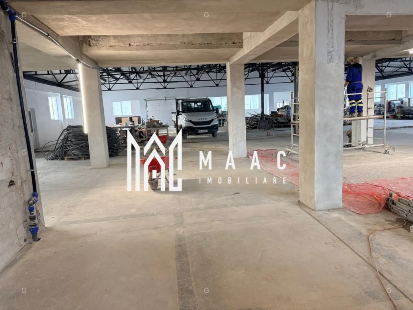 Hală 1144 mp I Compartimentabil I Utilități I Birouri I Mârșa - MAAC Imobiliare prezintă spre închiriere o hală industrială situată în Parcul Industrial din Mârșa, orașul Avrig, jud. Sibiu — o locație accesibilă, cu infrastructură modernizată și acces direct din DJ 105G, potrivită pentru activități de producție, depozitare sau logistică.

Caracteristici principale
- Suprafață totală: 1.144 mp, incluzând spații pentru birouri și grupuri sanitare
- Acces: drum betonat, optim pentru autoturisme, autoutilitare, TIR și acces pietonal
- Destinații recomandate: producție, logistică, distribuție, depozitare

Date tehnice
- Structură solidă pe stâlpi și grinzi din beton, grid 8,2 m x 4,85 m
- Acoperiș realizat din panouri sandwich de 10 cm
- Pardoseală industrială din beton, rezistentă la trafic intens
- Înălțime utilă: 3,45 m
- Poartă industrială automatizată: H 2,80 m / L 3,89 m
- Iluminat LED pentru eficiență și vizibilitate optim

Utilități
- Alimentare electrică cu contoare individuale
- Apă industrială
- Posibilitate de racordare la gaz, telefonie și internet

Informații financiare
- Prețul afișat este orientativ și se aplică unui spațiu cu dotări standard
- Costurile operaționale, impozitul și asigurarea clădirii nu sunt incluse
- Tariful final se stabilește în funcție de necesitățile chiriașului, investițiile suplimentare solicitate și durata contractului

Spațiul reprezintă o opțiune excelentă pentru companiile care caută o hală funcțională și bine poziționată în apropierea Sibiului.
Pentru mai multe detalii și pentru a programa o vizionare, contactați MAAC Imobiliare specificând ID CP2890826.