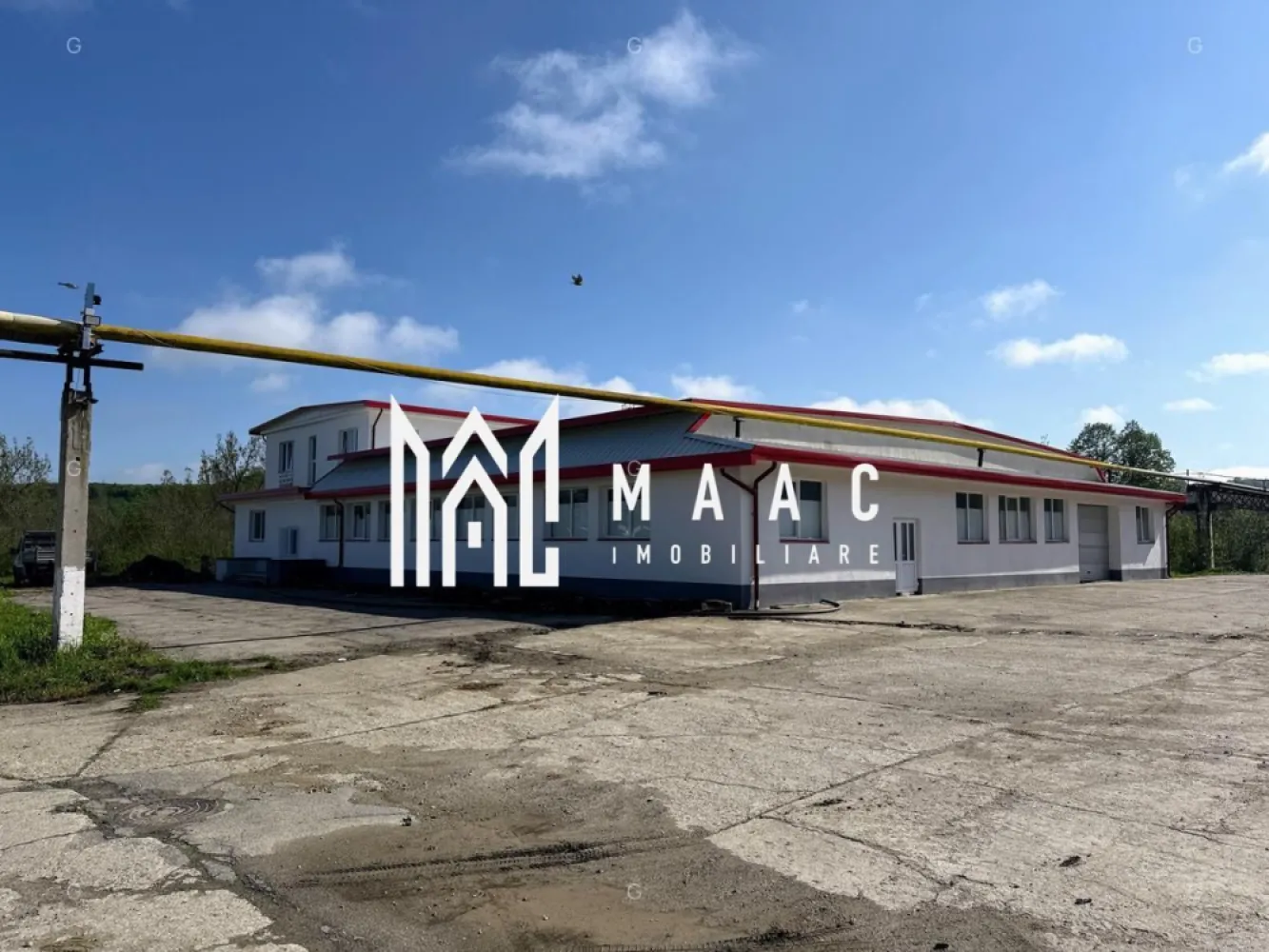 Hală 1144 mp I Compartimentabil I Utilități I Birouri I Mârșa - MAAC Imobiliare prezintă spre închiriere o hală industrială situată în Parcul Industrial din Mârșa, orașul Avrig, jud. Sibiu — o locație accesibilă, cu infrastructură modernizată și acces direct din DJ 105G, potrivită pentru activități de producție, depozitare sau logistică.

Caracteristici principale
- Suprafață totală: 1.144 mp, incluzând spații pentru birouri și grupuri sanitare
- Acces: drum betonat, optim pentru autoturisme, autoutilitare, TIR și acces pietonal
- Destinații recomandate: producție, logistică, distribuție, depozitare

Date tehnice
- Structură solidă pe stâlpi și grinzi din beton, grid 8,2 m x 4,85 m
- Acoperiș realizat din panouri sandwich de 10 cm
- Pardoseală industrială din beton, rezistentă la trafic intens
- Înălțime utilă: 3,45 m
- Poartă industrială automatizată: H 2,80 m / L 3,89 m
- Iluminat LED pentru eficiență și vizibilitate optim

Utilități
- Alimentare electrică cu contoare individuale
- Apă industrială
- Posibilitate de racordare la gaz, telefonie și internet

Informații financiare
- Prețul afișat este orientativ și se aplică unui spațiu cu dotări standard
- Costurile operaționale, impozitul și asigurarea clădirii nu sunt incluse
- Tariful final se stabilește în funcție de necesitățile chiriașului, investițiile suplimentare solicitate și durata contractului

Spațiul reprezintă o opțiune excelentă pentru companiile care caută o hală funcțională și bine poziționată în apropierea Sibiului.
Pentru mai multe detalii și pentru a programa o vizionare, contactați MAAC Imobiliare specificând ID CP2890826.