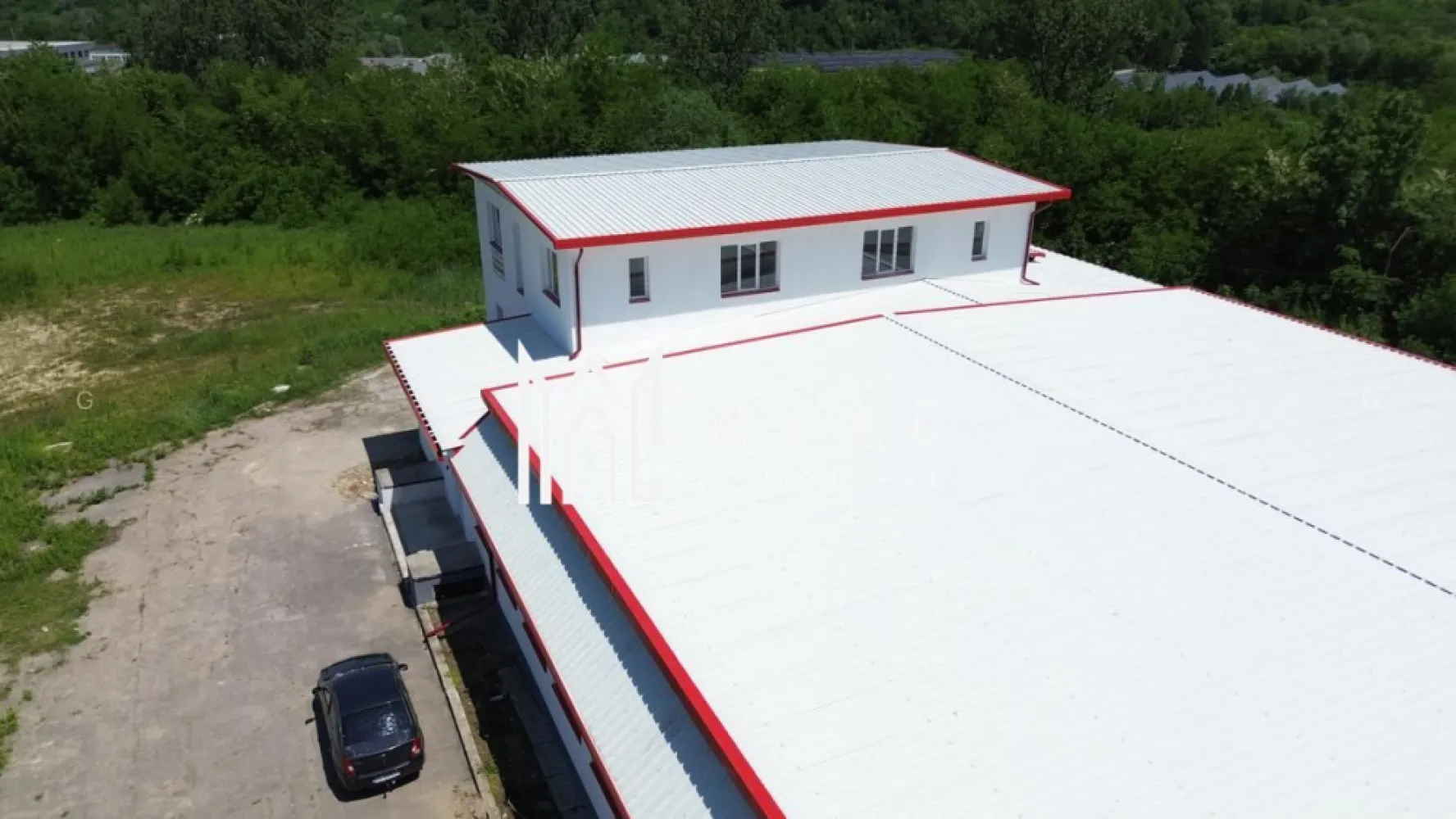 Hală 1144 mp I Compartimentabil I Utilități I Birouri I Mârșa - MAAC Imobiliare prezintă spre închiriere o hală industrială situată în Parcul Industrial din Mârșa, orașul Avrig, jud. Sibiu — o locație accesibilă, cu infrastructură modernizată și acces direct din DJ 105G, potrivită pentru activități de producție, depozitare sau logistică.

Caracteristici principale
- Suprafață totală: 1.144 mp, incluzând spații pentru birouri și grupuri sanitare
- Acces: drum betonat, optim pentru autoturisme, autoutilitare, TIR și acces pietonal
- Destinații recomandate: producție, logistică, distribuție, depozitare

Date tehnice
- Structură solidă pe stâlpi și grinzi din beton, grid 8,2 m x 4,85 m
- Acoperiș realizat din panouri sandwich de 10 cm
- Pardoseală industrială din beton, rezistentă la trafic intens
- Înălțime utilă: 3,45 m
- Poartă industrială automatizată: H 2,80 m / L 3,89 m
- Iluminat LED pentru eficiență și vizibilitate optim

Utilități
- Alimentare electrică cu contoare individuale
- Apă industrială
- Posibilitate de racordare la gaz, telefonie și internet

Informații financiare
- Prețul afișat este orientativ și se aplică unui spațiu cu dotări standard
- Costurile operaționale, impozitul și asigurarea clădirii nu sunt incluse
- Tariful final se stabilește în funcție de necesitățile chiriașului, investițiile suplimentare solicitate și durata contractului

Spațiul reprezintă o opțiune excelentă pentru companiile care caută o hală funcțională și bine poziționată în apropierea Sibiului.
Pentru mai multe detalii și pentru a programa o vizionare, contactați MAAC Imobiliare specificând ID CP2890826.