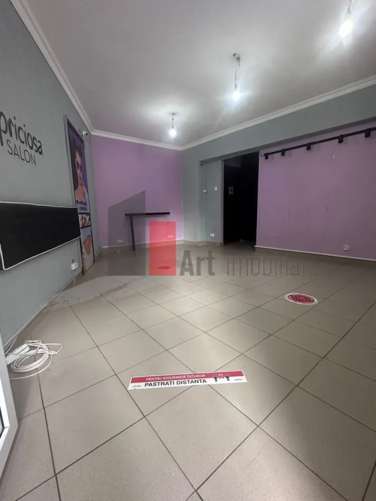 Spatiu comercial de inchiriat in zona Basarabia/Blvd Chisinau/Nicolae Grigorescu - Spațiu comercial stradal – suprafață integrală – vitrină generoasă – trafic pietonal intens – vad comercial consacrat

Vă prezentăm spre închiriere întregul spațiu comercial, amplasat într-o zonă cu vizibilitate excelentă, trafic pietonal intens și acces direct din stradă, ideal pentru dezvoltarea sau relocarea unei afaceri care are nevoie de expunere și accesibilitate.

Imobilul beneficiază de un vad comercial format și recunoscut în zonă, în această locație funcționând timp de aproximativ 10 ani un salon, aspect ce oferă un avantaj important prin notorietatea deja existentă și fluxul constant de potențiali clienți.

Spațiul este compartimentat eficient și dispune de 3 camere spațioase și luminoase, cu posibilitatea adaptării în funcție de activitatea desfășurată, precum și de grup sanitar propriu. Configurația permite utilizarea pentru o gamă largă de activități comerciale sau profesionale.

Unul dintre principalele atuuri ale proprietății este vitrina stradală generoasă, de aproximativ 5–6 metri liniari, care oferă vizibilitate excelentă și oportunități foarte bune de promovare și branding.

Dotări și beneficii:

✔ Vitrină stradală de aproximativ 5–6 ml
✔ Vad comercial consacrat
✔ Trafic pietonal intens pe tot parcursul zilei
✔ 3 camere + grup sanitar propriu
✔ Curent 220V (cu posibilitate de alimentare trifazică)
✔ Contorizare separată pentru energie electrică
✔ Încălzire și apă caldă prin sistemul de termoficare
✔ Aer condiționat
✔ Sistem de securitate
✔ Acces direct din stradă
✔ Vizibilitate excelentă pentru activități comerciale

Poziționarea foarte bună, în apropierea mijloacelor de transport în comun și într-o zonă cu flux constant de pietoni, recomandă spațiul pentru activități precum:

salon de înfrumusețare;
cabinet medical sau de specialitate;
showroom;
magazin de prezentare și desfacere;
birou de servicii;
agenție;
centru educațional;
alte activități comerciale și profesionale.

Spațiul este disponibil imediat, cu documentația pregătită și posibilitate de autorizare conform destinației viitorului chiriaș.

Condiții de închiriere:
Preț negociabil;
Se solicită o lună de chirie + garanție;
Se percepe comision

Pentru informații suplimentare sau programarea unei vizionări, vă stau la dispoziție telefonic sau pe WhatsApp.