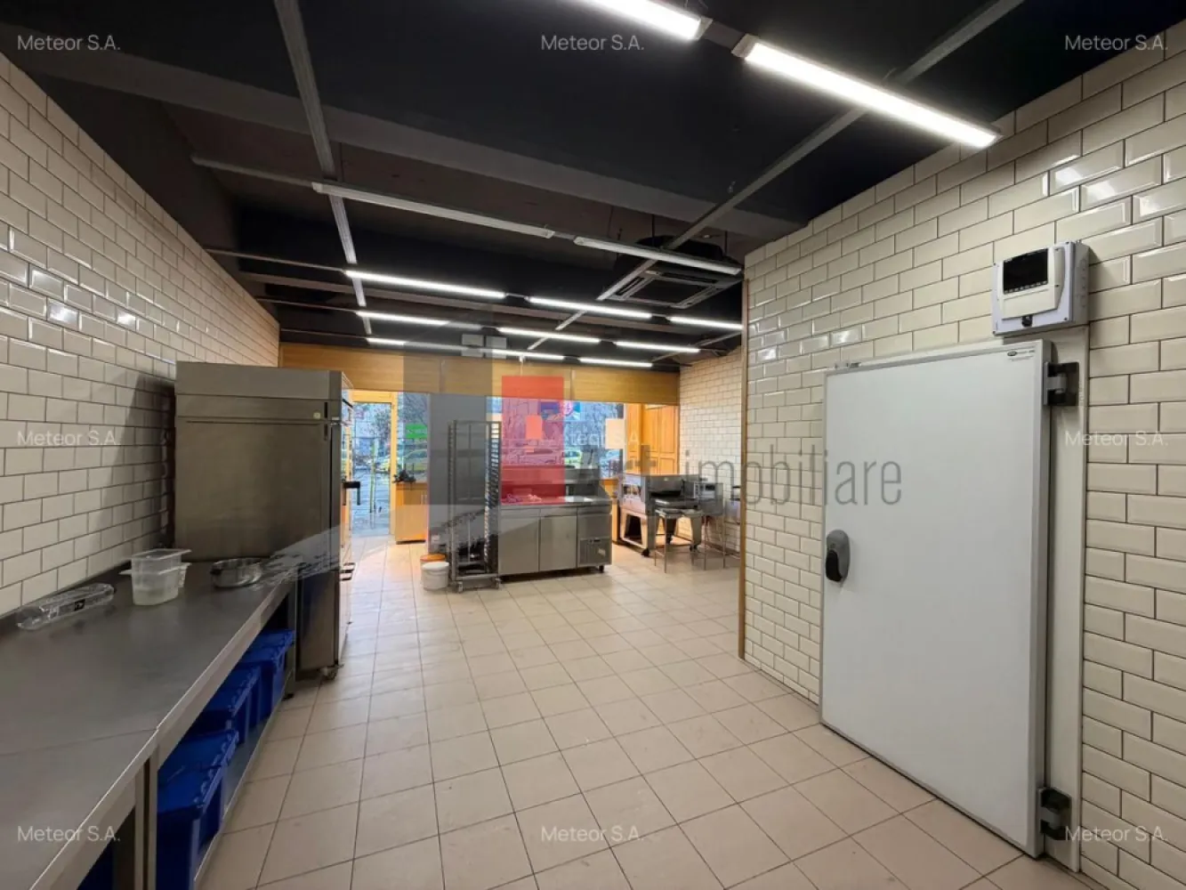 0%Comision - Spatiu comercial Piata Rahova/Complex Rahova/Bulevard Alexandria - Spațiu comercial de închiriat – poziție premium pe bulevard, vis-a-vis de Piața Rahova – Șoseaua Alexandriei

Îți prezentăm o oportunitate reală de business, situată într-un punct strategic, pe Șoseaua Alexandriei, la doar 20 de metri de Complexul Comercial Rahova, vis-a-vis de Piața Rahova – o zonă cunoscută pentru fluxul pietonal ridicat și activitatea comercială continuă.

Poziționarea direct la bulevard oferă vizibilitate maximă, iar traficul constant transformă acest spațiu într-o alegere ideală pentru antreprenorii care caută expunere și acces facil la clienți.

Caracteristici:

Vitrină de aproximativ 6 metri liniari, perfectă pentru branding și expunere

Utilități complete: apă curentă, canalizare, curent trifazic

Acces stradal direct, cu vizibilitate excelentă

La doar 20 metri de Complexul Comercial Rahova

Stații de tramvai și autobuz în imediata apropiere

Zona generează un trafic pietonal intens, constant, fiind un pol comercial activ al sectorului. Este genul de amplasament unde un business bine poziționat beneficiază de expunere naturală și flux continuu de potențiali clienți.

Spațiul este ideal pentru multiple activități, în special HORECA, dar și retail sau servicii.

Un avantaj major al acestei locații este raportul excelent între poziționare și costuri – o alegere care susține dezvoltarea rapidă a afacerii și creează premise solide pentru recuperarea investiției într-un timp optim.

Comision 0%

Pentru mai multe detalii și programarea unei vizionări, te invităm să ne contactezi.