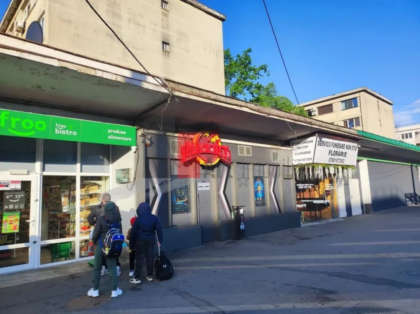 0% Comision. Spatiu comercial de inchiriat in zona Giulesti - Spațiu Comercial De Închiriat – Bulevardul Giulești – Vitrină Stradală 10 Ml – Ideal Retail, Showroom, Horeca Sau Servicii

Se Oferă Spre Închiriere Spațiu Comercial Amplasat Excelent Pe Bulevardul Giulești, Într-O Zonă Cu Trafic Pietonal Intens Și Vizibilitate Foarte Bună, Poziționat La Intrarea În Giulești, În Cadrul Unui Complex Comercial Cunoscut Încă Din Perioada Anilor ’80 Ca Punct Agroalimentar Și Zonă Comercială De Referință.

Spațiul Beneficiază De Deschidere Directă Către Bulevard Și Vitrină Generoasă De Aproximativ 10 Metri Liniari, Oferind Expunere Excelentă Pentru Orice Tip De Activitate Comercială.

Compartimentarea Este Practică Și Eficientă:

Cameră Principală Mare, Tip Open-Space
Încăperi Suplimentare Pentru Birou, Depozitare Sau Activități Auxiliare
Hol
Grup Sanitar Propriu

Spațiul Dispune De:

Curent Trifazic
Utilități Complete
Acces Facil Pentru Aprovizionare
Posibilitate Desfășurare Activitate Horeca

Datorită Poziționării Stradale, Trotuarului Larg Și Fluxului Constant De Persoane, Proprietatea Este Ideală Pentru:

Magazin Alimentar Sau Specializat
Showroom
Farmacie
Cafenea / Bistro / Fast-Food
Salon
Agenție
Servicii Comerciale
Activități Horeca Sau Retail

În Zonă Există Locuri De Parcare, Iar Accesul Este Facil Atât Pietonal, Cât Și Auto.

Spațiul Oferă Toate Condițiile Necesare Desfășurării Unei Activități Comerciale Într-O Zonă Consacrată, Cu Vad Format Și Expunere Excelentă.

Se percepe o chirie + o garantie

Pentru Detalii Suplimentare Și Programarea Unei Vizionări, Vă Stăm La Dispoziție.