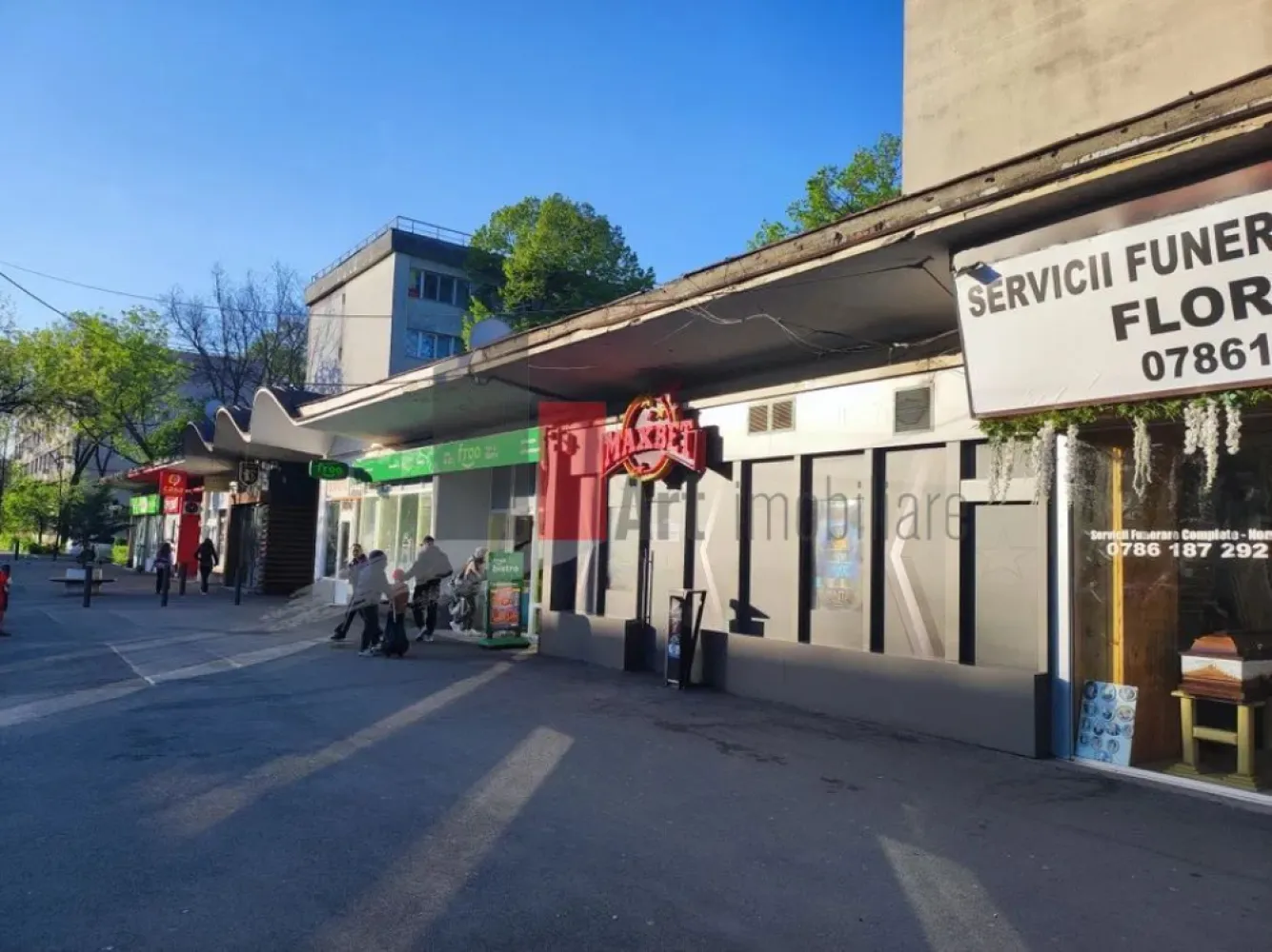 0% Comision. Spatiu comercial de inchiriat in zona Giulesti - Spațiu Comercial De Închiriat – Bulevardul Giulești – Vitrină Stradală 10 Ml – Ideal Retail, Showroom, Horeca Sau Servicii

Se Oferă Spre Închiriere Spațiu Comercial Amplasat Excelent Pe Bulevardul Giulești, Într-O Zonă Cu Trafic Pietonal Intens Și Vizibilitate Foarte Bună, Poziționat La Intrarea În Giulești, În Cadrul Unui Complex Comercial Cunoscut Încă Din Perioada Anilor ’80 Ca Punct Agroalimentar Și Zonă Comercială De Referință.

Spațiul Beneficiază De Deschidere Directă Către Bulevard Și Vitrină Generoasă De Aproximativ 10 Metri Liniari, Oferind Expunere Excelentă Pentru Orice Tip De Activitate Comercială.

Compartimentarea Este Practică Și Eficientă:

Cameră Principală Mare, Tip Open-Space
Încăperi Suplimentare Pentru Birou, Depozitare Sau Activități Auxiliare
Hol
Grup Sanitar Propriu

Spațiul Dispune De:

Curent Trifazic
Utilități Complete
Acces Facil Pentru Aprovizionare
Posibilitate Desfășurare Activitate Horeca

Datorită Poziționării Stradale, Trotuarului Larg Și Fluxului Constant De Persoane, Proprietatea Este Ideală Pentru:

Magazin Alimentar Sau Specializat
Showroom
Farmacie
Cafenea / Bistro / Fast-Food
Salon
Agenție
Servicii Comerciale
Activități Horeca Sau Retail

În Zonă Există Locuri De Parcare, Iar Accesul Este Facil Atât Pietonal, Cât Și Auto.

Spațiul Oferă Toate Condițiile Necesare Desfășurării Unei Activități Comerciale Într-O Zonă Consacrată, Cu Vad Format Și Expunere Excelentă.

Se percepe o chirie + o garantie

Pentru Detalii Suplimentare Și Programarea Unei Vizionări, Vă Stăm La Dispoziție.