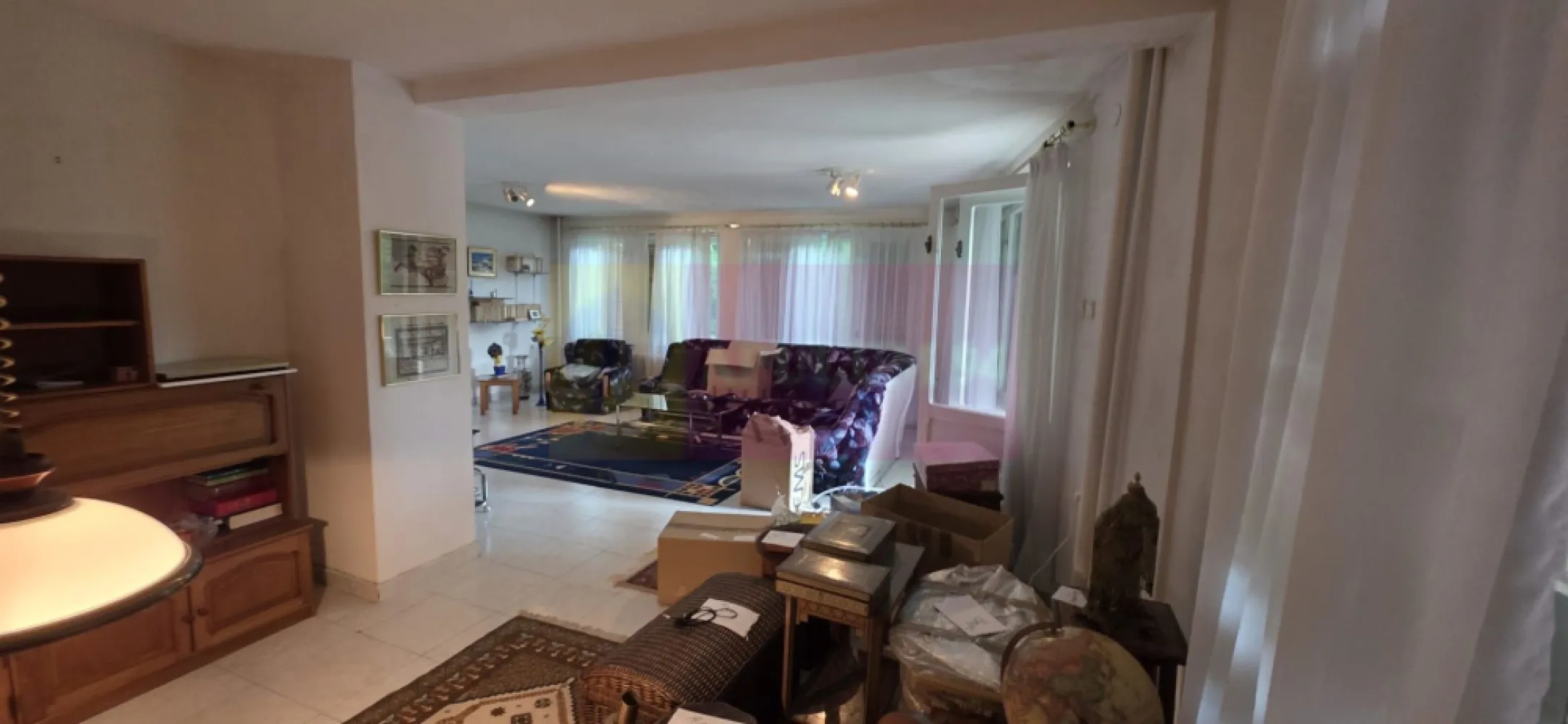 Vila de vanzare cu 6 camere si teren de 5116 mp in Cornu, Prahova - Vilă de vânzare în Cornu, Prahova – Proprietate deosebită cu teren de 5.116 mp în zona centrală

Agentia Imobiliară Mervani vă prezintă spre vânzare o proprietate remarcabilă situată în zona centrală a localității Cornu, una dintre cele mai apreciate zone rezidențiale din județul Prahova.

Proprietatea este compusă dintr-un teren intravilan generos, cu suprafața de 5.116 mp, o vilă solid construită, cu suprafața construită de 234 mp, precum și o magazie de grădină.

Vila a fost edificată în anul 1992, fiind realizată cu o structură de rezistență durabilă, formată din fundații, stâlpi și grinzi din beton armat, iar pereții sunt construiți din cărămidă. Planșeele dintre demisol, parter, etaj și pod sunt din beton, oferind o rezistență și o stabilitate excelentă în timp.

La parter, tâmplăria exterioară este din PVC cu geam termopan, iar la etaj tâmplăria este din lemn. Tâmplăria interioară este integral din lemn, contribuind la atmosfera caldă și elegantă a locuinței. Pardoselile sunt realizate din gresie în zonele de circulație și din parchet din lemn în dormitoare.

Compartimentare;
Demisol

 Pivniță
 Spațiu tehnic pentru centrala termică pe gaz

Parter
 Terasă acoperită cu acces către grădină
 Hol de acces
 Cameră de zi
 Grup sanitar de serviciu
 Baie cu duș
 Birou
 Dormitor
 Bucătărie
 Scară interioară din beton

Etaj
 Hol generos
 Cameră de zi cu balcon spațios
 3 dormitoare
 Baie cu cadă

Pod
 Spațiu destinat depozitării

Proprietatea beneficiază de toate utilitățile necesare unui confort modern:
 Apă
 Canalizare
 Gaz natural
 Energie electrică
 Internet
 CATV

Unul dintre cele mai importante avantaje ale acestei proprietăți îl reprezintă terenul generos, care poate fi dezmembrat, oferind oportunități suplimentare de investiție sau dezvoltare.

Valoarea terenului este deosebit de atractivă, având în vedere că prețul terenurilor din zonă este de aproximativ 50 euro/mp, ceea ce conferă proprietății o valoare intrinsecă importantă.

Poziționată într-o zonă liniștită și verde, dar în același timp centrală, această proprietate reprezintă alegerea ideală atât pentru rezidență permanentă, cât și pentru casă de vacanță sau investiție.

Pentru informații suplimentare și programarea unei vizionări, vă invităm să contactați Agentia Imobiliară Mervani la telefon 0729.935.536.