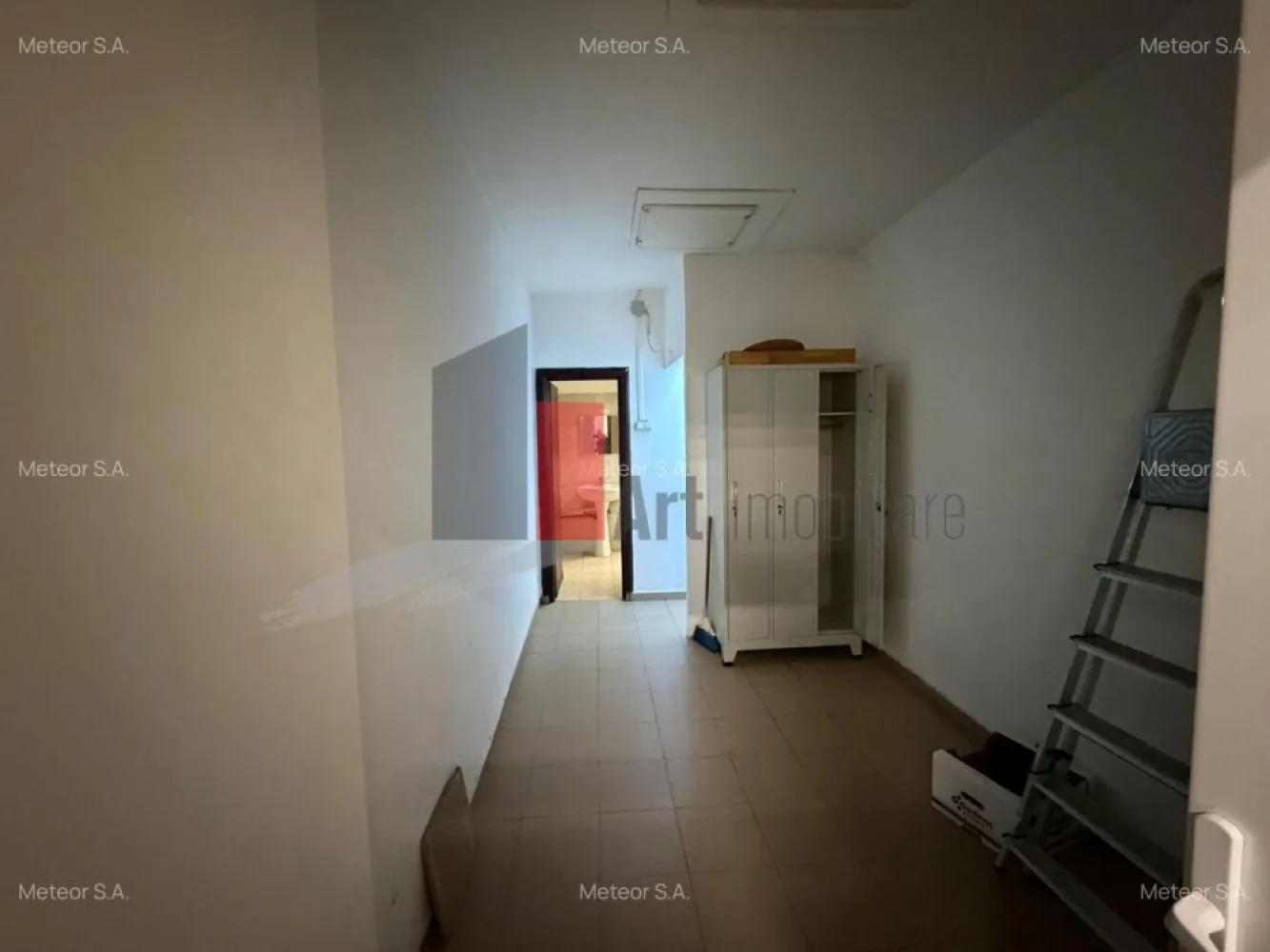 0%Comision - Spatiu comercial Piata Rahova/Complex Rahova/Bulevard Alexandria - Spațiu comercial de închiriat – poziție premium pe bulevard, vis-a-vis de Piața Rahova – Șoseaua Alexandriei

Îți prezentăm o oportunitate reală de business, situată într-un punct strategic, pe Șoseaua Alexandriei, la doar 20 de metri de Complexul Comercial Rahova, vis-a-vis de Piața Rahova – o zonă cunoscută pentru fluxul pietonal ridicat și activitatea comercială continuă.

Poziționarea direct la bulevard oferă vizibilitate maximă, iar traficul constant transformă acest spațiu într-o alegere ideală pentru antreprenorii care caută expunere și acces facil la clienți.

Caracteristici:

Vitrină de aproximativ 6 metri liniari, perfectă pentru branding și expunere

Utilități complete: apă curentă, canalizare, curent trifazic

Acces stradal direct, cu vizibilitate excelentă

La doar 20 metri de Complexul Comercial Rahova

Stații de tramvai și autobuz în imediata apropiere

Zona generează un trafic pietonal intens, constant, fiind un pol comercial activ al sectorului. Este genul de amplasament unde un business bine poziționat beneficiază de expunere naturală și flux continuu de potențiali clienți.

Spațiul este ideal pentru multiple activități, în special HORECA, dar și retail sau servicii.

Un avantaj major al acestei locații este raportul excelent între poziționare și costuri – o alegere care susține dezvoltarea rapidă a afacerii și creează premise solide pentru recuperarea investiției într-un timp optim.

Comision 0%

Pentru mai multe detalii și programarea unei vizionări, te invităm să ne contactezi.
