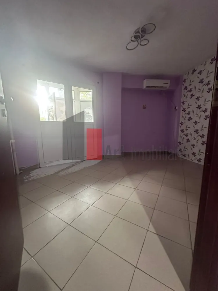 Spatiu comercial de inchiriat in zona Basarabia/Blvd Chisinau/Nicolae Grigorescu - Spațiu comercial stradal – suprafață integrală – vitrină generoasă – trafic pietonal intens – vad comercial consacrat

Vă prezentăm spre închiriere întregul spațiu comercial, amplasat într-o zonă cu vizibilitate excelentă, trafic pietonal intens și acces direct din stradă, ideal pentru dezvoltarea sau relocarea unei afaceri care are nevoie de expunere și accesibilitate.

Imobilul beneficiază de un vad comercial format și recunoscut în zonă, în această locație funcționând timp de aproximativ 10 ani un salon, aspect ce oferă un avantaj important prin notorietatea deja existentă și fluxul constant de potențiali clienți.

Spațiul este compartimentat eficient și dispune de 3 camere spațioase și luminoase, cu posibilitatea adaptării în funcție de activitatea desfășurată, precum și de grup sanitar propriu. Configurația permite utilizarea pentru o gamă largă de activități comerciale sau profesionale.

Unul dintre principalele atuuri ale proprietății este vitrina stradală generoasă, de aproximativ 5–6 metri liniari, care oferă vizibilitate excelentă și oportunități foarte bune de promovare și branding.

Dotări și beneficii:

✔ Vitrină stradală de aproximativ 5–6 ml
✔ Vad comercial consacrat
✔ Trafic pietonal intens pe tot parcursul zilei
✔ 3 camere + grup sanitar propriu
✔ Curent 220V (cu posibilitate de alimentare trifazică)
✔ Contorizare separată pentru energie electrică
✔ Încălzire și apă caldă prin sistemul de termoficare
✔ Aer condiționat
✔ Sistem de securitate
✔ Acces direct din stradă
✔ Vizibilitate excelentă pentru activități comerciale

Poziționarea foarte bună, în apropierea mijloacelor de transport în comun și într-o zonă cu flux constant de pietoni, recomandă spațiul pentru activități precum:

salon de înfrumusețare;
cabinet medical sau de specialitate;
showroom;
magazin de prezentare și desfacere;
birou de servicii;
agenție;
centru educațional;
alte activități comerciale și profesionale.

Spațiul este disponibil imediat, cu documentația pregătită și posibilitate de autorizare conform destinației viitorului chiriaș.

Condiții de închiriere:
Preț negociabil;
Se solicită o lună de chirie + garanție;
Se percepe comision

Pentru informații suplimentare sau programarea unei vizionări, vă stau la dispoziție telefonic sau pe WhatsApp.