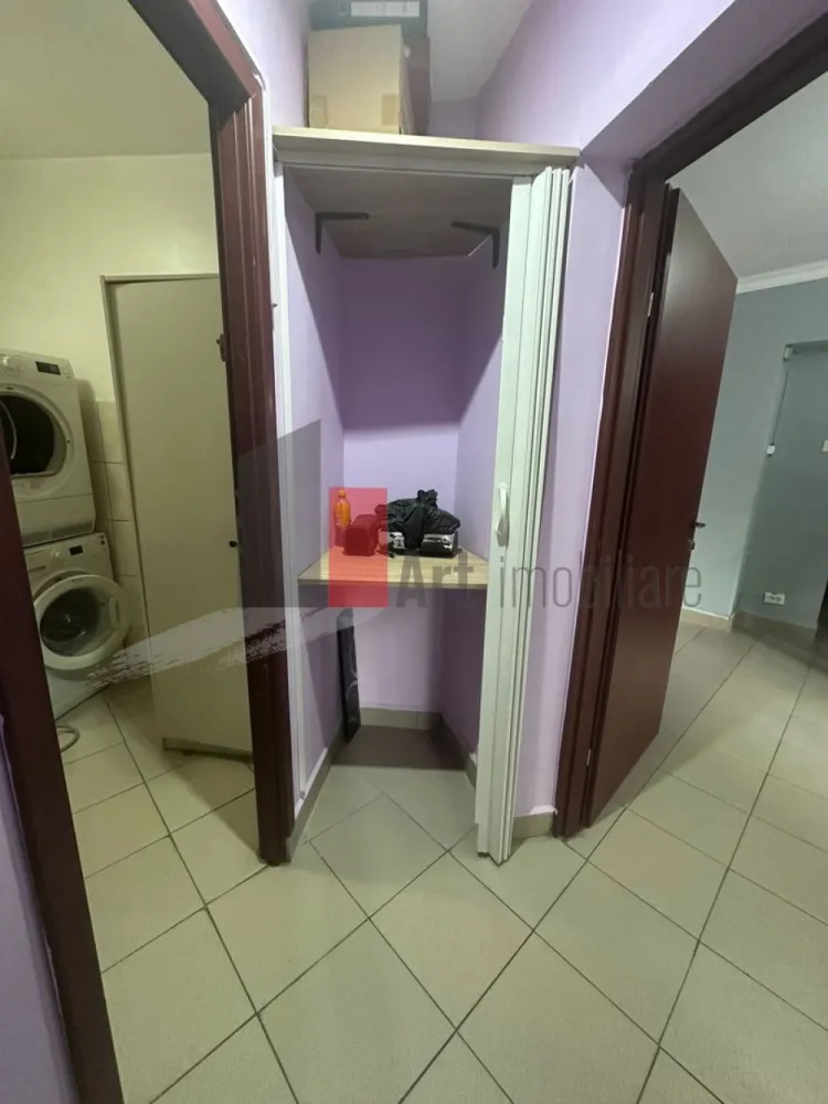 Spatiu comercial de inchiriat in zona Basarabia/Blvd Chisinau/Nicolae Grigorescu - Spațiu comercial stradal – suprafață integrală – vitrină generoasă – trafic pietonal intens – vad comercial consacrat

Vă prezentăm spre închiriere întregul spațiu comercial, amplasat într-o zonă cu vizibilitate excelentă, trafic pietonal intens și acces direct din stradă, ideal pentru dezvoltarea sau relocarea unei afaceri care are nevoie de expunere și accesibilitate.

Imobilul beneficiază de un vad comercial format și recunoscut în zonă, în această locație funcționând timp de aproximativ 10 ani un salon, aspect ce oferă un avantaj important prin notorietatea deja existentă și fluxul constant de potențiali clienți.

Spațiul este compartimentat eficient și dispune de 3 camere spațioase și luminoase, cu posibilitatea adaptării în funcție de activitatea desfășurată, precum și de grup sanitar propriu. Configurația permite utilizarea pentru o gamă largă de activități comerciale sau profesionale.

Unul dintre principalele atuuri ale proprietății este vitrina stradală generoasă, de aproximativ 5–6 metri liniari, care oferă vizibilitate excelentă și oportunități foarte bune de promovare și branding.

Dotări și beneficii:

✔ Vitrină stradală de aproximativ 5–6 ml
✔ Vad comercial consacrat
✔ Trafic pietonal intens pe tot parcursul zilei
✔ 3 camere + grup sanitar propriu
✔ Curent 220V (cu posibilitate de alimentare trifazică)
✔ Contorizare separată pentru energie electrică
✔ Încălzire și apă caldă prin sistemul de termoficare
✔ Aer condiționat
✔ Sistem de securitate
✔ Acces direct din stradă
✔ Vizibilitate excelentă pentru activități comerciale

Poziționarea foarte bună, în apropierea mijloacelor de transport în comun și într-o zonă cu flux constant de pietoni, recomandă spațiul pentru activități precum:

salon de înfrumusețare;
cabinet medical sau de specialitate;
showroom;
magazin de prezentare și desfacere;
birou de servicii;
agenție;
centru educațional;
alte activități comerciale și profesionale.

Spațiul este disponibil imediat, cu documentația pregătită și posibilitate de autorizare conform destinației viitorului chiriaș.

Condiții de închiriere:
Preț negociabil;
Se solicită o lună de chirie + garanție;
Se percepe comision

Pentru informații suplimentare sau programarea unei vizionări, vă stau la dispoziție telefonic sau pe WhatsApp.