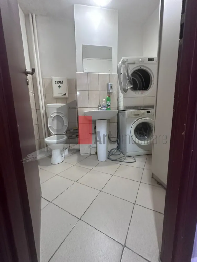 Spatiu comercial de inchiriat in zona Basarabia/Blvd Chisinau/Nicolae Grigorescu - Spațiu comercial stradal – suprafață integrală – vitrină generoasă – trafic pietonal intens – vad comercial consacrat

Vă prezentăm spre închiriere întregul spațiu comercial, amplasat într-o zonă cu vizibilitate excelentă, trafic pietonal intens și acces direct din stradă, ideal pentru dezvoltarea sau relocarea unei afaceri care are nevoie de expunere și accesibilitate.

Imobilul beneficiază de un vad comercial format și recunoscut în zonă, în această locație funcționând timp de aproximativ 10 ani un salon, aspect ce oferă un avantaj important prin notorietatea deja existentă și fluxul constant de potențiali clienți.

Spațiul este compartimentat eficient și dispune de 3 camere spațioase și luminoase, cu posibilitatea adaptării în funcție de activitatea desfășurată, precum și de grup sanitar propriu. Configurația permite utilizarea pentru o gamă largă de activități comerciale sau profesionale.

Unul dintre principalele atuuri ale proprietății este vitrina stradală generoasă, de aproximativ 5–6 metri liniari, care oferă vizibilitate excelentă și oportunități foarte bune de promovare și branding.

Dotări și beneficii:

✔ Vitrină stradală de aproximativ 5–6 ml
✔ Vad comercial consacrat
✔ Trafic pietonal intens pe tot parcursul zilei
✔ 3 camere + grup sanitar propriu
✔ Curent 220V (cu posibilitate de alimentare trifazică)
✔ Contorizare separată pentru energie electrică
✔ Încălzire și apă caldă prin sistemul de termoficare
✔ Aer condiționat
✔ Sistem de securitate
✔ Acces direct din stradă
✔ Vizibilitate excelentă pentru activități comerciale

Poziționarea foarte bună, în apropierea mijloacelor de transport în comun și într-o zonă cu flux constant de pietoni, recomandă spațiul pentru activități precum:

salon de înfrumusețare;
cabinet medical sau de specialitate;
showroom;
magazin de prezentare și desfacere;
birou de servicii;
agenție;
centru educațional;
alte activități comerciale și profesionale.

Spațiul este disponibil imediat, cu documentația pregătită și posibilitate de autorizare conform destinației viitorului chiriaș.

Condiții de închiriere:
Preț negociabil;
Se solicită o lună de chirie + garanție;
Se percepe comision

Pentru informații suplimentare sau programarea unei vizionări, vă stau la dispoziție telefonic sau pe WhatsApp.