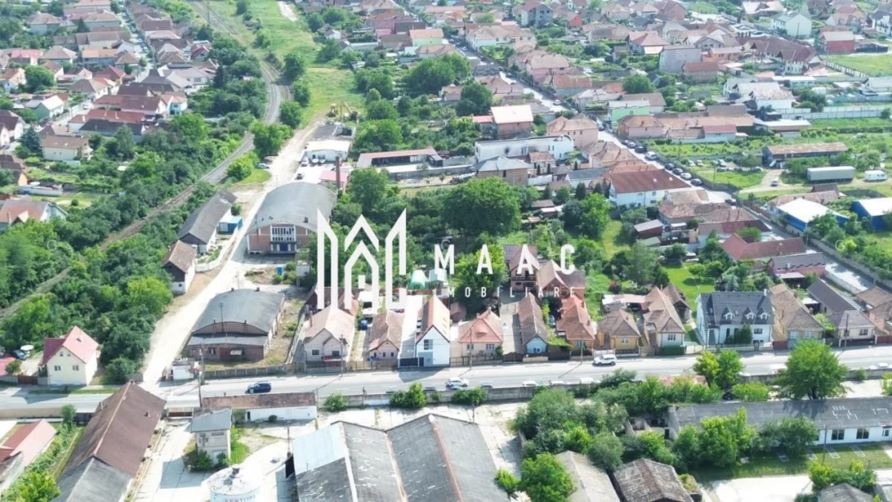 Teren 16058 mp I Urbanism locuințe locative I Tractorului - MAAC Imobiliare prezintă spre vânzare un teren generos cu construcții existente, situat pe strada Tractorului din Sibiu, într-o zonă aflată în plină dezvoltare urbană și cu acces rapid către centrul orașului. 

Proprietatea beneficiază de certificat de urbanism pentru construire ansamblu de locuințe colective și funcțiuni aferente, ceea ce o transformă într-o oportunitate excelentă pentru investitori.

Caracteristici teren
- Suprafață totală: 16.058 mp
- Deschidere la două străzi:
- Str. Tractorului – 31,43 m
- Calea Șurii Mici – 29,95 m
- Lungime teren: 512 m
- Localizare: la doar 1,7 km de centrul Sibiului
Construcții existente – 2.110 mp

Proprietatea dispune de clădiri funcționale, racordate la utilități:
- Hală producție – 445 mp
- Hală producție – 448 mp
- Hală producție – 749 mp
- Clădire birouri – 104 mp
- Magazie – 353 mp
- Cabină poartă – 11 mp

Avantaje și potențial investițional
- Certificat de urbanism pentru ansamblu de locuințe colective
- Zonă cu dezvoltări majore în curs
- Vecinătate imediată cu THE LAKE HOME – proiect de 500 apartamente, aparthotel, restaurante și promenadă pe malul lacului Binder
- Aproape de viitorul Spital Județean Sibiu
- Acces excelent la infrastructura rutieră și la principalele zone de interes ale orașului

Proprietatea este ideală pentru dezvoltări rezidențiale, mixte sau reconversii industriale cu potențial ridicat, valorificați această proprietate apelând MAAC Imobiliare,specificând ID CP2890856.