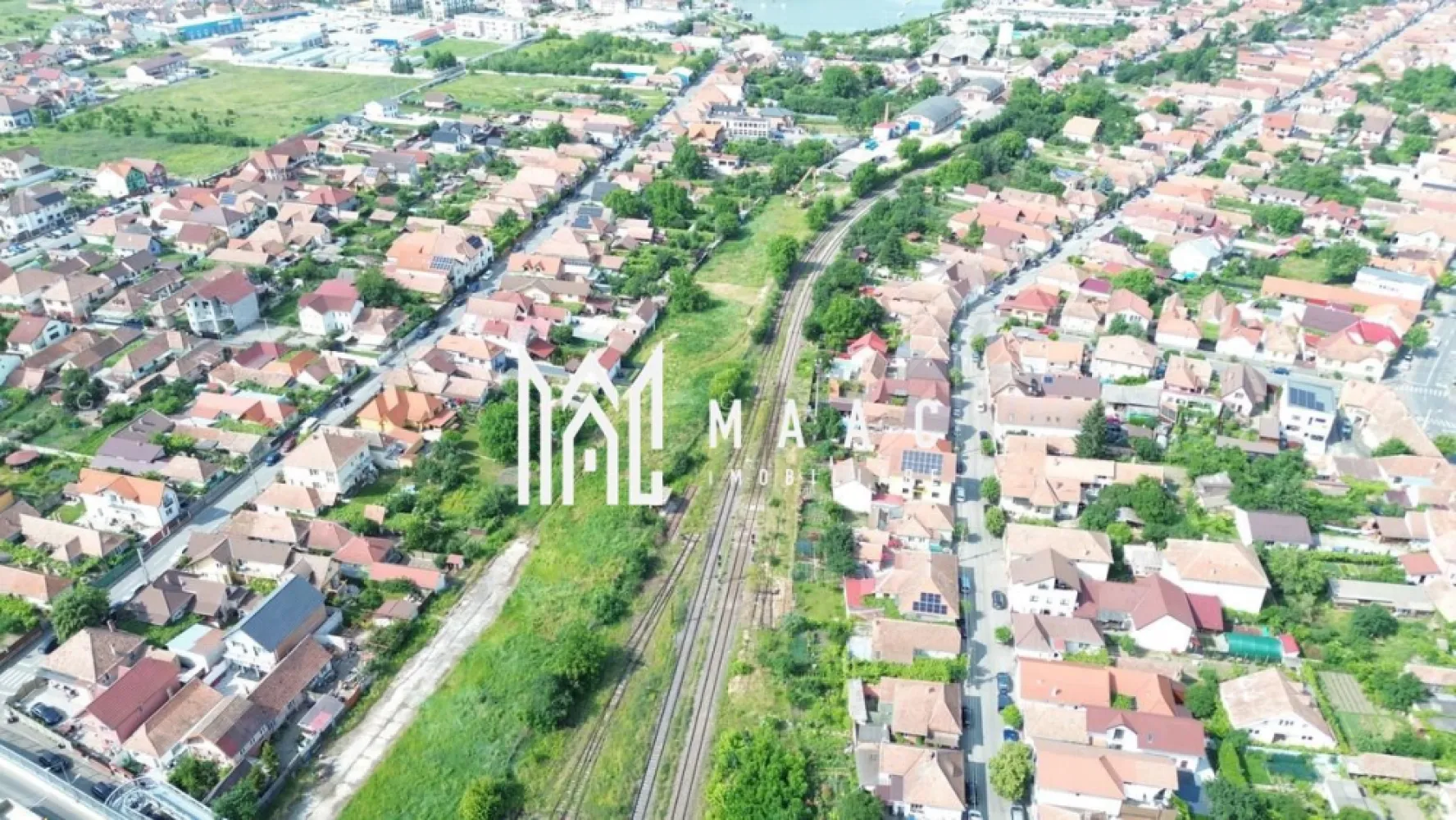Teren 16058 mp I Urbanism locuințe locative I Tractorului - MAAC Imobiliare prezintă spre vânzare un teren generos cu construcții existente, situat pe strada Tractorului din Sibiu, într-o zonă aflată în plină dezvoltare urbană și cu acces rapid către centrul orașului. 

Proprietatea beneficiază de certificat de urbanism pentru construire ansamblu de locuințe colective și funcțiuni aferente, ceea ce o transformă într-o oportunitate excelentă pentru investitori.

Caracteristici teren
- Suprafață totală: 16.058 mp
- Deschidere la două străzi:
- Str. Tractorului – 31,43 m
- Calea Șurii Mici – 29,95 m
- Lungime teren: 512 m
- Localizare: la doar 1,7 km de centrul Sibiului
Construcții existente – 2.110 mp

Proprietatea dispune de clădiri funcționale, racordate la utilități:
- Hală producție – 445 mp
- Hală producție – 448 mp
- Hală producție – 749 mp
- Clădire birouri – 104 mp
- Magazie – 353 mp
- Cabină poartă – 11 mp

Avantaje și potențial investițional
- Certificat de urbanism pentru ansamblu de locuințe colective
- Zonă cu dezvoltări majore în curs
- Vecinătate imediată cu THE LAKE HOME – proiect de 500 apartamente, aparthotel, restaurante și promenadă pe malul lacului Binder
- Aproape de viitorul Spital Județean Sibiu
- Acces excelent la infrastructura rutieră și la principalele zone de interes ale orașului

Proprietatea este ideală pentru dezvoltări rezidențiale, mixte sau reconversii industriale cu potențial ridicat, valorificați această proprietate apelând MAAC Imobiliare,specificând ID CP2890856.