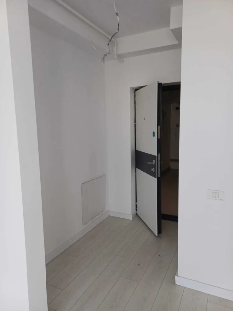 Studio de Vanzare - 45 MP - strada Postalionului - Studio nou de vânzare – Sector 4 | Loc de parcare inclus | 

Vă propun pentru vânzare un studio situat într-un ansamblu rezidențial nou din zona Grand Arena, Sector 4, București. Imobilul a fost finalizat în ianuarie 2026 și beneficiază de lift, finisaje moderne și acces facil către toate punctele de interes din zonă.

Detalii proprietate:

Studio modern și eficient compartimentat
Etaj 4 din 6
Bloc nou, finalizat în ianuarie 2026
Lift
Zonă cu acces rapid către Grand Arena Mall, magazine, mijloace de transport și alte facilități.

🚗 Loc de parcare inclus în preț

💰 Preț: 78.800 € (studio + loc de parcare)

Alexximob Estate - tel. 0751454742

Comision 1000 e