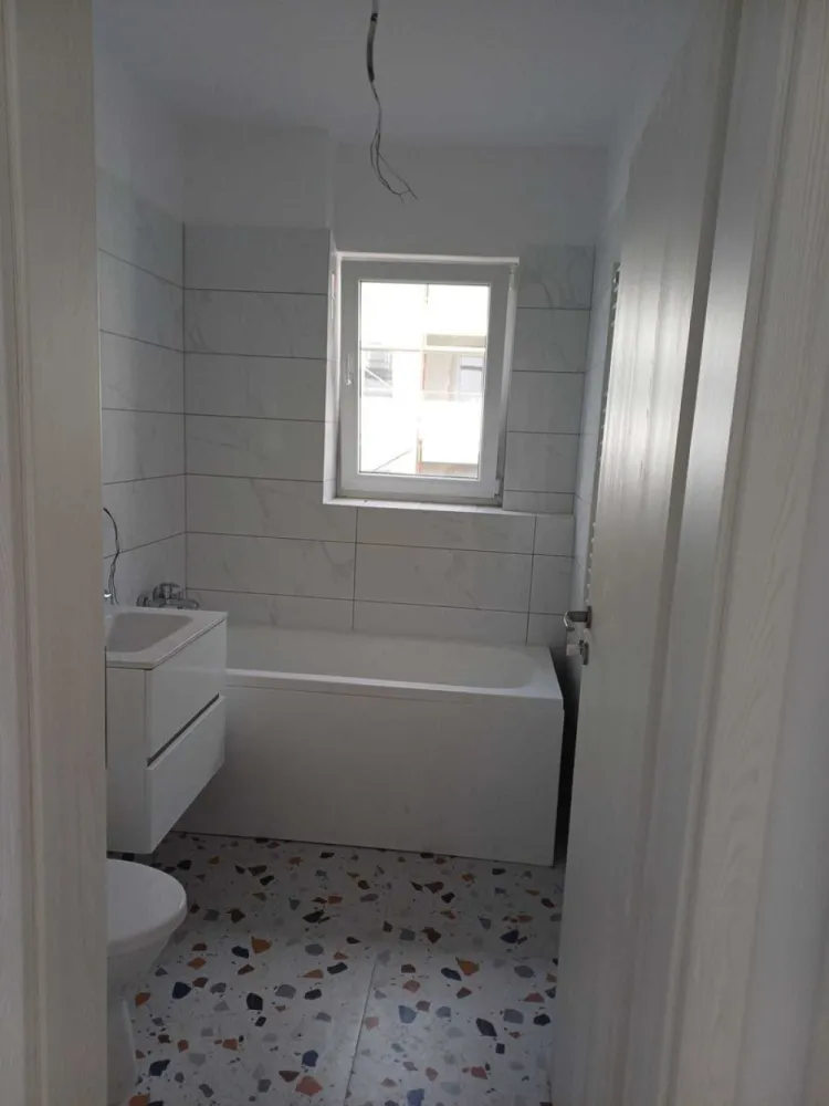 Studio de Vanzare - 45 MP - strada Postalionului - Studio nou de vânzare – Sector 4 | Loc de parcare inclus | 

Vă propun pentru vânzare un studio situat într-un ansamblu rezidențial nou din zona Grand Arena, Sector 4, București. Imobilul a fost finalizat în ianuarie 2026 și beneficiază de lift, finisaje moderne și acces facil către toate punctele de interes din zonă.

Detalii proprietate:

Studio modern și eficient compartimentat
Etaj 4 din 6
Bloc nou, finalizat în ianuarie 2026
Lift
Zonă cu acces rapid către Grand Arena Mall, magazine, mijloace de transport și alte facilități.

🚗 Loc de parcare inclus în preț

💰 Preț: 78.800 € (studio + loc de parcare)

Alexximob Estate - tel. 0751454742

Comision 1000 e