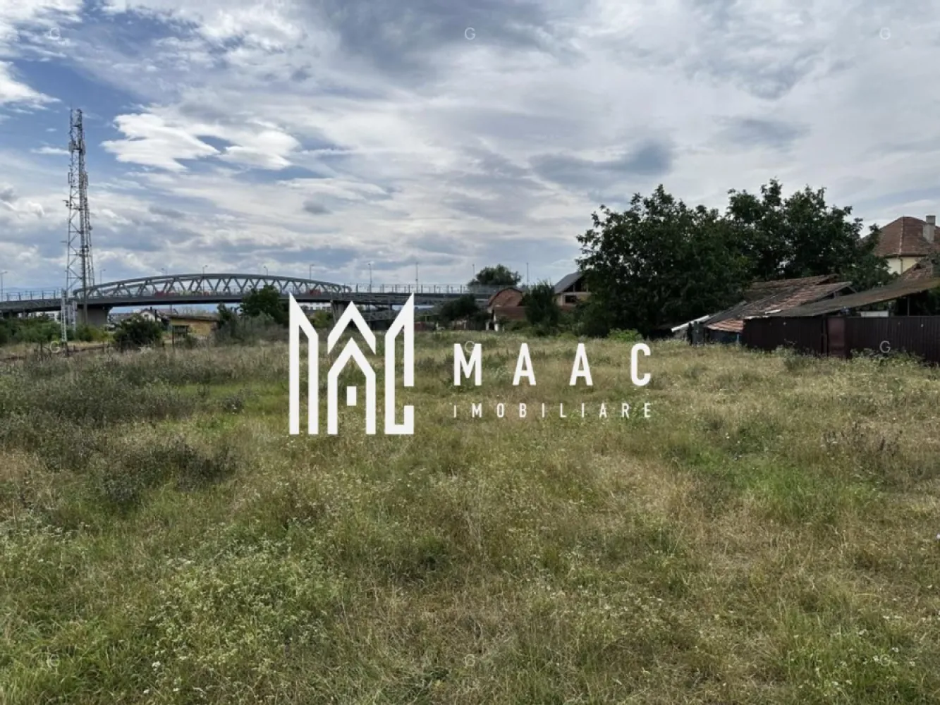 Teren 16058 mp I Urbanism locuințe locative I Tractorului - MAAC Imobiliare prezintă spre vânzare un teren generos cu construcții existente, situat pe strada Tractorului din Sibiu, într-o zonă aflată în plină dezvoltare urbană și cu acces rapid către centrul orașului. 

Proprietatea beneficiază de certificat de urbanism pentru construire ansamblu de locuințe colective și funcțiuni aferente, ceea ce o transformă într-o oportunitate excelentă pentru investitori.

Caracteristici teren
- Suprafață totală: 16.058 mp
- Deschidere la două străzi:
- Str. Tractorului – 31,43 m
- Calea Șurii Mici – 29,95 m
- Lungime teren: 512 m
- Localizare: la doar 1,7 km de centrul Sibiului
Construcții existente – 2.110 mp

Proprietatea dispune de clădiri funcționale, racordate la utilități:
- Hală producție – 445 mp
- Hală producție – 448 mp
- Hală producție – 749 mp
- Clădire birouri – 104 mp
- Magazie – 353 mp
- Cabină poartă – 11 mp

Avantaje și potențial investițional
- Certificat de urbanism pentru ansamblu de locuințe colective
- Zonă cu dezvoltări majore în curs
- Vecinătate imediată cu THE LAKE HOME – proiect de 500 apartamente, aparthotel, restaurante și promenadă pe malul lacului Binder
- Aproape de viitorul Spital Județean Sibiu
- Acces excelent la infrastructura rutieră și la principalele zone de interes ale orașului

Proprietatea este ideală pentru dezvoltări rezidențiale, mixte sau reconversii industriale cu potențial ridicat, valorificați această proprietate apelând MAAC Imobiliare,specificând ID CP2890856.