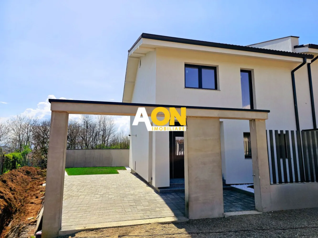 Duplex cu predare la cheie, 4 camere, piscina, 228 mp teren, Cetate - AON Imobiliare vă propune spre vânzare un duplex spațios, situat într-o zonă nouă și liniștită din Cetate, perfect pentru cei care doresc confort și intimitate. Proprietatea are o suprafață utilă de 138 mp, un teren de 228 mp, iar în curte exista o piscină de 18 mp.
Detalii compartimentare:
• Parter: living spatios, bucătărie, baie, dressing, cămară și o terasă de 6 mp;
• Etaj: 3 dormitoare, o baie și 2 balcoane spațioase.
Duplexul se vinde finisat "la cheie" pentru cei care doresc să se mute fără griji. Locul pentru piscină este deja amenajat în spatele curții, oferind un spațiu ideal de relaxare.
Construcția este realizată din cărămidă și materiale de cea mai înaltă calitate, iar infrastructura zonei este bine dezvoltată: iluminare stradală, canalizare, apă, gaz și electricitate sunt deja instalate subteran. Strada va fi asfaltată in scurt timp.
Un duplex ideal pentru cei care caută o locuință modernă, într-o zonă liniștită.
Pentru mai multe detalii și vizionări, nu ezitați să ne contactați!
ID intern: CP2187325