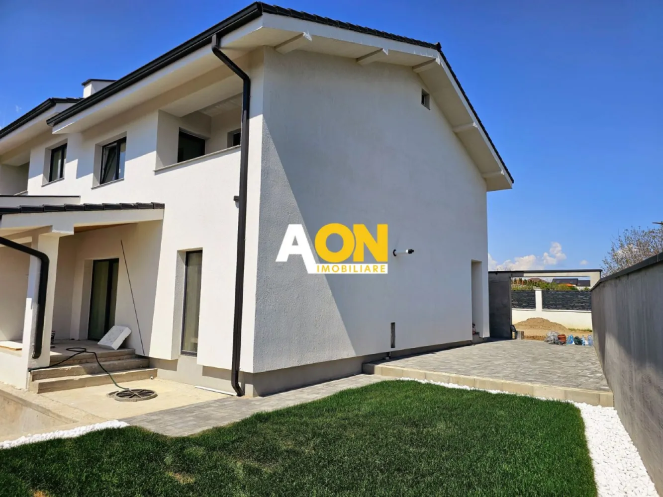 Duplex cu predare la cheie, 4 camere, piscina, 228 mp teren, Cetate - AON Imobiliare vă propune spre vânzare un duplex spațios, situat într-o zonă nouă și liniștită din Cetate, perfect pentru cei care doresc confort și intimitate. Proprietatea are o suprafață utilă de 138 mp, un teren de 228 mp, iar în curte exista o piscină de 18 mp.
Detalii compartimentare:
• Parter: living spatios, bucătărie, baie, dressing, cămară și o terasă de 6 mp;
• Etaj: 3 dormitoare, o baie și 2 balcoane spațioase.
Duplexul se vinde finisat "la cheie" pentru cei care doresc să se mute fără griji. Locul pentru piscină este deja amenajat în spatele curții, oferind un spațiu ideal de relaxare.
Construcția este realizată din cărămidă și materiale de cea mai înaltă calitate, iar infrastructura zonei este bine dezvoltată: iluminare stradală, canalizare, apă, gaz și electricitate sunt deja instalate subteran. Strada va fi asfaltată in scurt timp.
Un duplex ideal pentru cei care caută o locuință modernă, într-o zonă liniștită.
Pentru mai multe detalii și vizionări, nu ezitați să ne contactați!
ID intern: CP2187325