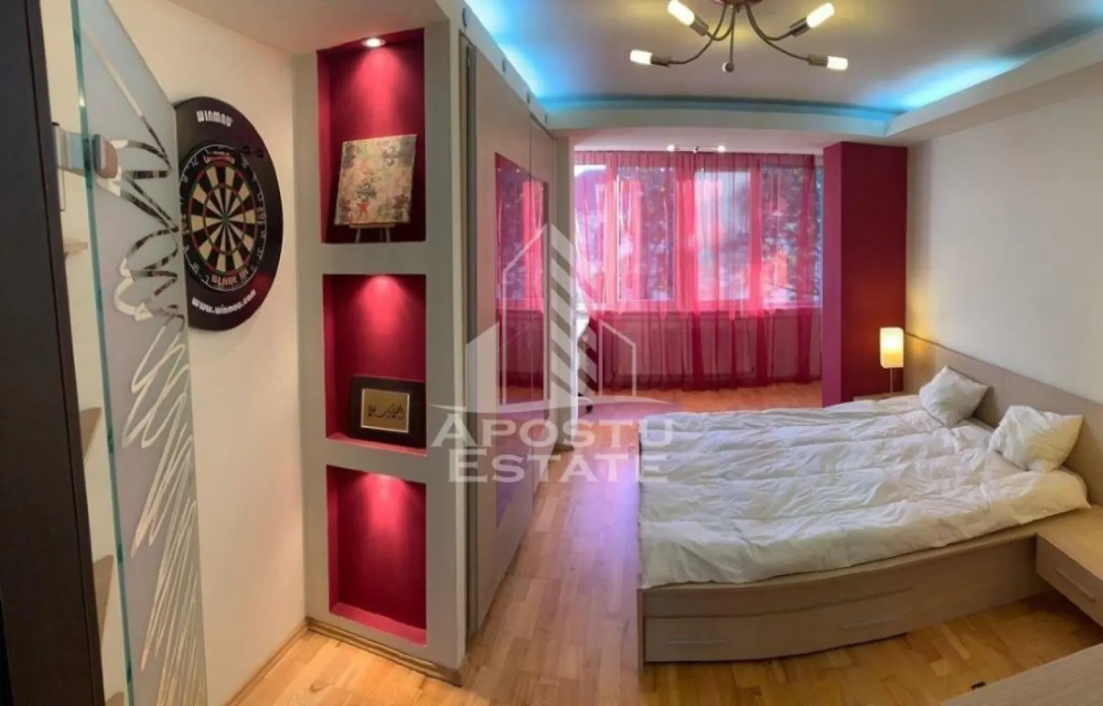 Apartament cu 2 camere de inchiriat,zona Ultracentral-Timisoara - Agentia imobiliara Apostu Estate va propune spre inchiriere un apartament spatios, 53 mp utili, semidecomandat cu 2 camere, aflat in pozitie Ultracentrala. 
Apartamentul este situat la etajul 3 din 3 al unui imobil cu acoperis. 

Compartimentare:
- hol 
- living luminos cu bucatarie open space complet mobilata si utilata 
- dormitor cu pat matrimonial
- baie cu geam si cabina de dus

Vecinatati:
- centru
- mijloace de transport in comun 
- magazine alimentare
- universitati/scoli
De accepta cătei de companie de către proprietari
Confortul termic este realizat prin termoficare prin stemul de incalzire prin calorifere. 
Preț 500 euro
Disponibil imediat!
Va asteptam cu drag la o vizionare!