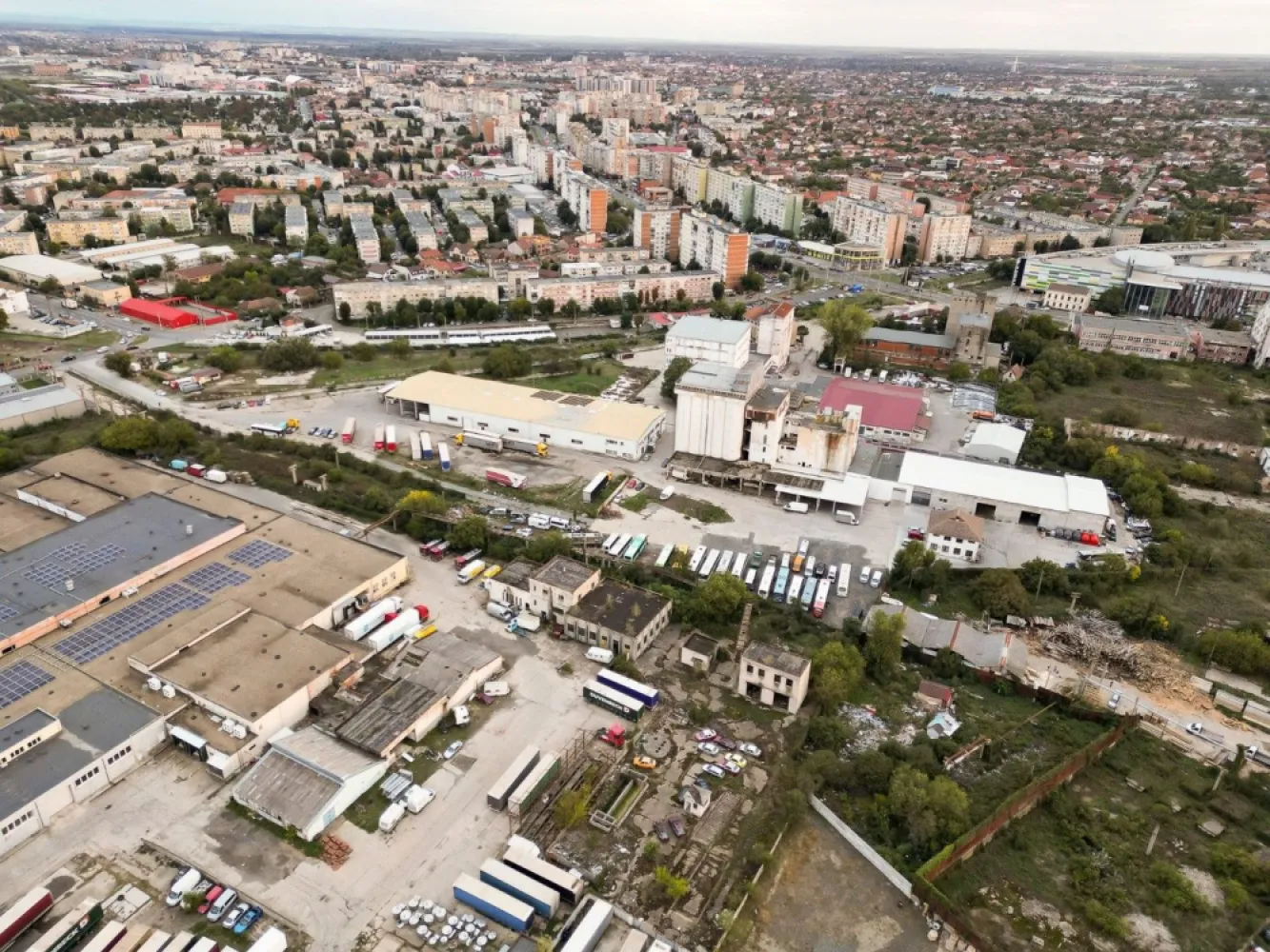 Oportunitate! Teren 6820mp cu clădiri industriale pe strada Poetului, Arad - Oportunitate Rară pentru Investitori - Teren Industrial 6.820 mp, Strada Poetului, Arad

Căutați o locație strategică pentru o dezvoltare industrială de succes? Vă oferim un teren de 6.820 mp situat în Arad, pe Strada Poetului nr. 97-103, în imediata vecinătate a depozitelor Agrirom și Euroden Cargo SRL. Aceasta este o oportunitate excepțională de a investi într-o zonă industrială de mare interes, cu potențial ridicat pentru:
• Construcție hală industrială
• Punct logistic
• Depozit

Caracteristici ale terenului:
• Teren parțial împrejmuit, cu suprafața totală de 6820 mp
• Clădire fost abator cu suprafața de 650 mp
• Crematoriu cu suprafața de 89 mp
• Stație de epurare cu suprafața de 235 mp
• Colector pentru deșeuri cu suprafața de 40 mp

De ce să investiți aici?
• Zonă industrială bine dezvoltată – facilități de producție și logistică deja prezente, oferind un ecosistem ideal pentru afacerea dvs.
• Acces rapid la drumuri principale – conexiuni rapide la infrastructura rutieră, perfect pentru activități logistice și de transport.
• Potențial de dezvoltare ridicat – locația are toate avantajele pentru a susține o creștere rapidă și eficientă a afacerii dvs.

Nu ratați această oportunitate de investiție! Contactați-ne pentru detalii suplimentare și vizionări. Aceasta este șansa dvs. de a face parte dintr-o zonă industrială în plină dezvoltare.

Pentru mai multe informații, ne puteți contacta oricând.

Remus Beiușanu - consultant imobiliar Property Lab
Tel: 0785 997 537
E-mail: remus.beiusanu@propertylab.ro

Tudor Trașcă - consultant imobiliar Property Lab
Tel: 0730 650 235
E-mail: tudor.trasca@propertylab.ro

Cod proprietate CP2332986