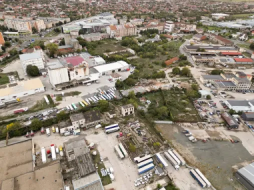 Oportunitate! Teren 6820mp cu clădiri industriale pe strada Poetului, Arad