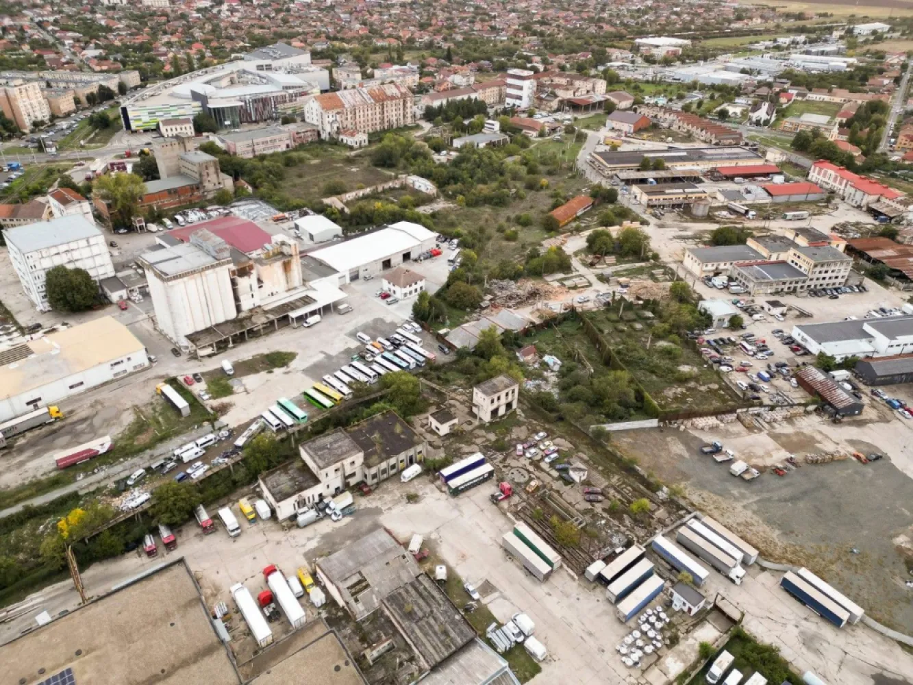 Oportunitate! Teren 6820mp cu clădiri industriale pe strada Poetului, Arad - Oportunitate Rară pentru Investitori - Teren Industrial 6.820 mp, Strada Poetului, Arad

Căutați o locație strategică pentru o dezvoltare industrială de succes? Vă oferim un teren de 6.820 mp situat în Arad, pe Strada Poetului nr. 97-103, în imediata vecinătate a depozitelor Agrirom și Euroden Cargo SRL. Aceasta este o oportunitate excepțională de a investi într-o zonă industrială de mare interes, cu potențial ridicat pentru:
• Construcție hală industrială
• Punct logistic
• Depozit

Caracteristici ale terenului:
• Teren parțial împrejmuit, cu suprafața totală de 6820 mp
• Clădire fost abator cu suprafața de 650 mp
• Crematoriu cu suprafața de 89 mp
• Stație de epurare cu suprafața de 235 mp
• Colector pentru deșeuri cu suprafața de 40 mp

De ce să investiți aici?
• Zonă industrială bine dezvoltată – facilități de producție și logistică deja prezente, oferind un ecosistem ideal pentru afacerea dvs.
• Acces rapid la drumuri principale – conexiuni rapide la infrastructura rutieră, perfect pentru activități logistice și de transport.
• Potențial de dezvoltare ridicat – locația are toate avantajele pentru a susține o creștere rapidă și eficientă a afacerii dvs.

Nu ratați această oportunitate de investiție! Contactați-ne pentru detalii suplimentare și vizionări. Aceasta este șansa dvs. de a face parte dintr-o zonă industrială în plină dezvoltare.

Pentru mai multe informații, ne puteți contacta oricând.

Remus Beiușanu - consultant imobiliar Property Lab
Tel: 0785 997 537
E-mail: remus.beiusanu@propertylab.ro

Tudor Trașcă - consultant imobiliar Property Lab
Tel: 0730 650 235
E-mail: tudor.trasca@propertylab.ro

Cod proprietate CP2332986