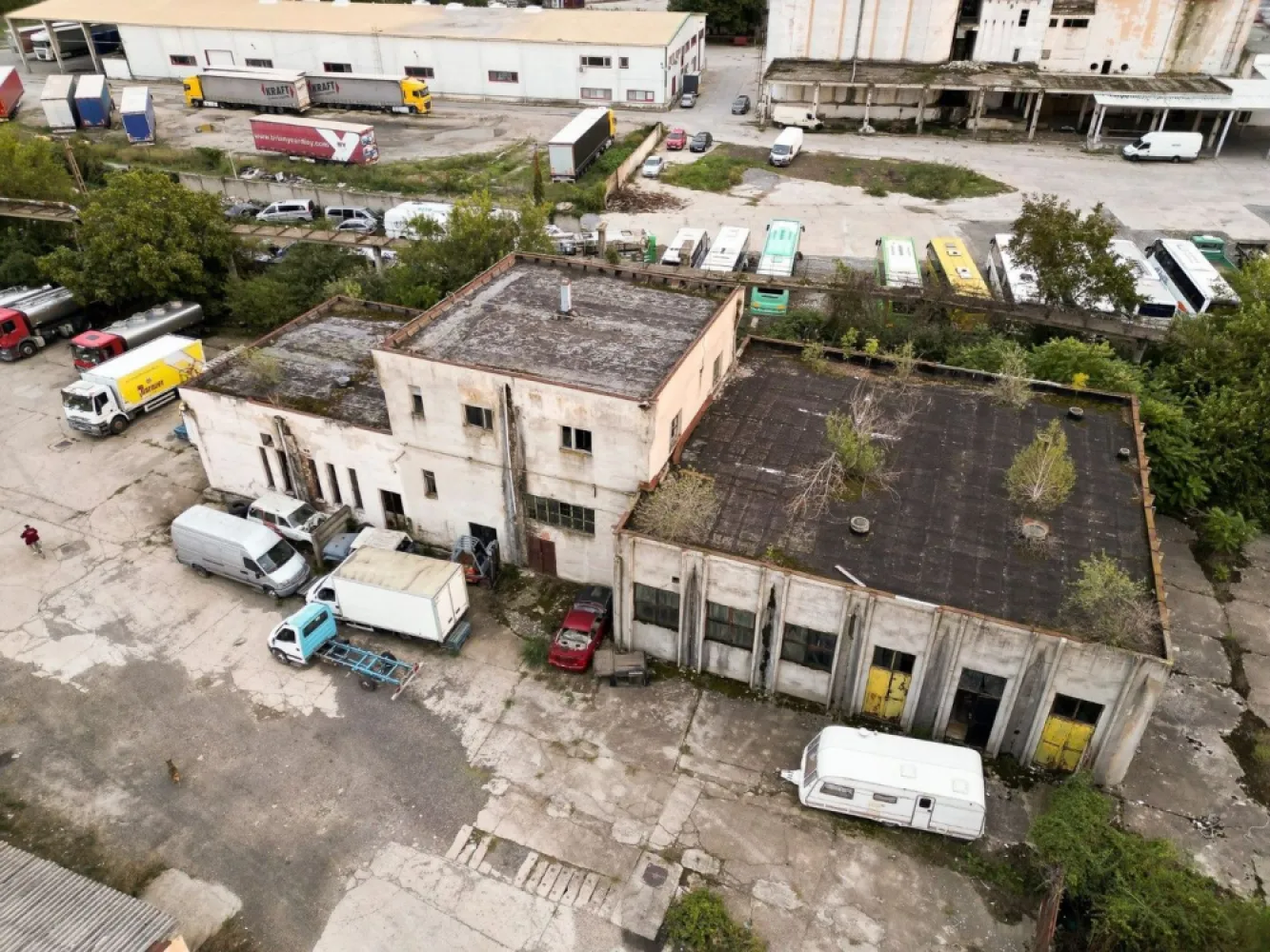Oportunitate! Teren 6820mp cu clădiri industriale pe strada Poetului, Arad
