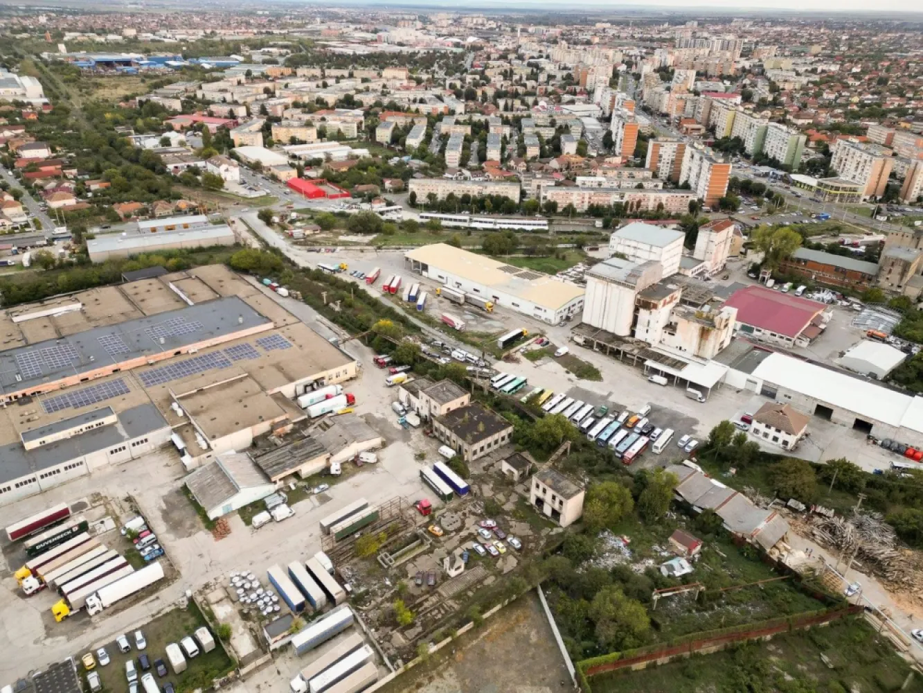 Oportunitate! Clădiri industriale cu teren 6820mp pe strada Poetului, Arad - Oportunitate Rară pentru Investitori - Teren Industrial 6.820 mp, Strada Poetului, Arad

Căutați o locație strategică pentru o dezvoltare industrială de succes? Vă oferim un teren de 6.820 mp situat în Arad, pe Strada Poetului nr. 97-103, în imediata vecinătate a depozitelor Agrirom și Euroden Cargo SRL. Aceasta este o oportunitate excepțională de a investi într-o zonă industrială de mare interes, cu potențial ridicat pentru:
• Construcție hală industrială
• Punct logistic
• Depozit

Caracteristici ale terenului:
• Teren parțial împrejmuit, cu suprafața totală de 6820 mp
• Clădire fost abator cu suprafața de 650 mp
• Crematoriu cu suprafața de 89 mp
• Stație de epurare cu suprafața de 235 mp
• Colector pentru deșeuri cu suprafața de 40 mp

De ce să investiți aici?
• Zonă industrială bine dezvoltată – facilități de producție și logistică deja prezente, oferind un ecosistem ideal pentru afacerea dvs.
• Acces rapid la drumuri principale – conexiuni rapide la infrastructura rutieră, perfect pentru activități logistice și de transport.
• Potențial de dezvoltare ridicat – locația are toate avantajele pentru a susține o creștere rapidă și eficientă a afacerii dvs.

Nu ratați această oportunitate de investiție! Contactați-ne pentru detalii suplimentare și vizionări. Aceasta este șansa dvs. de a face parte dintr-o zonă industrială în plină dezvoltare.

Pentru mai multe informații, ne puteți contacta oricând.

Remus Beiușanu - consultant imobiliar Property Lab
Tel: 0785 997 537
E-mail: remus.beiusanu@propertylab.ro

Tudor Trașcă - consultant imobiliar Property Lab
Tel: 0730 650 235
E-mail: tudor.trasca@propertylab.ro

Cod proprietate CP2332988