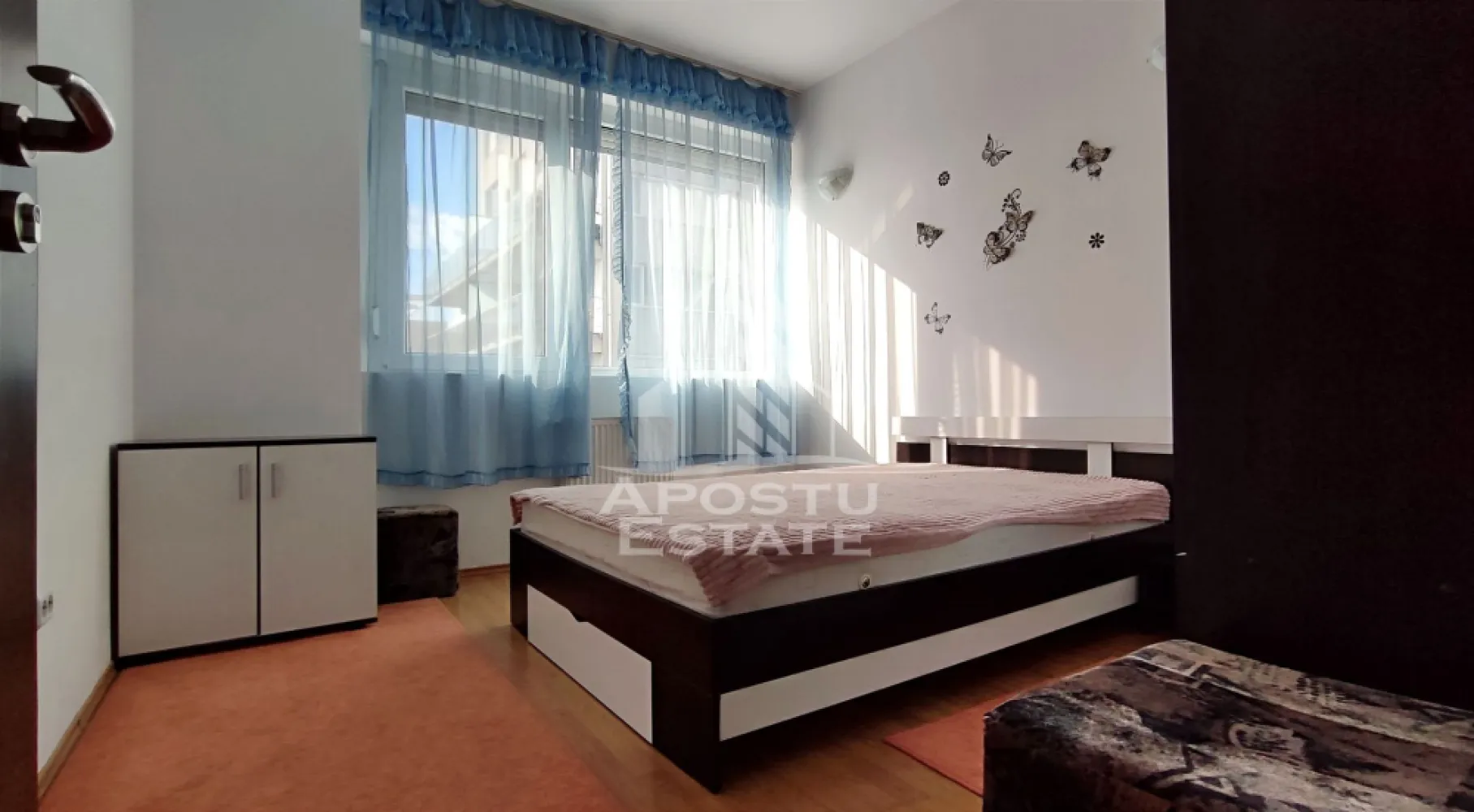 Apartament cu 2 camere, confort sporit, zona Uta - APOSTU ESTATE va propune spre inchiriere un apartament modern cu 2 camere, semidecomandat, disponibil pentru inchiriere imediat, in complexul rezidential Ared

Bucurati-va de confort in acest apartament modern, conceput cu atentie la detalii pentru a oferi un mediu de trai placut si relaxant.
Bucataria este complet mobilata si utilata cu electrocasnice.

Confortul termic este realizat prin centrala proprie de gaz, sistem de incalzire cu calorifere si al aparatului de aer conditionat.

Apartamentul are o suprafata utila de 70mp si este compartimentat astfel:
- Hol de acces 
- Bucatarie amenajata cu loc pentru luat masa
- Living foarte spatios si luminos 
- Dormitor cu pat matrimonial 
- Baie dotata cu cada

Amplasarea excelenta intr-o zona foarte buna ,cu acces facil la mijloacele de transport in comun .
Vecinatati:
-restaurante, cafenele, supermarket, Mall
- parcuri, scoli
- stadionul UTA
- institutii bancare
- farmacii
- Biserici

Garantie echivalenta cu o luna de chirie!
Apartamentul se inchiriaza doar pe termen lung, amenajat conform pozeler.

Pentru mai multe informatii sau pentru a programa o vizionare, va rugam sa ne contactati.
Va asteptam cu drag la o vizionare!

Oferta ID CP2186630