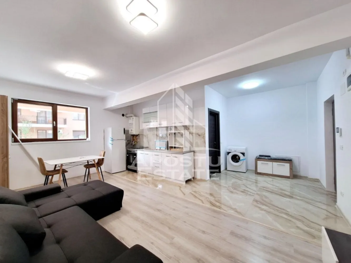 Apartament cu 1 camera, loc de parcare inclus, parter, Giroc - Agentia Imobiliara APOSTU ESTATE va ofera spre inchiriere un apartament cu 1 camera, situat in Giroc.

Acest apartament cu o suprafata de 35 mp dispune de urmatoarele facilitati:
- Bucatarie spatioasa, complet utilata, cu loc de luat masa;
- Hol de acces;
- Sufragerie luminoasa;
- Baie dotata cu cabina de dus si geam pentru ventilatie naturala.

Confortul termic este asigurat de centrala proprie pe gaz. Apartamentul se bucura de o pozitionare privilegiata, oferind acces rapid la diverse puncte de interes din zona:
-Benzinaria Esso;
-Mega Image la 2 minute distanta;
-Restaurante;
-Mijloace de transport in comun la cateva minute distanta.

Se elibereaza de la 1.06.2026.
Va invitam cu drag sa programati o vizionare pentru a aprecia personal toate facilitatile si avantajele acestui apartament.

ID intern: CP2186234!