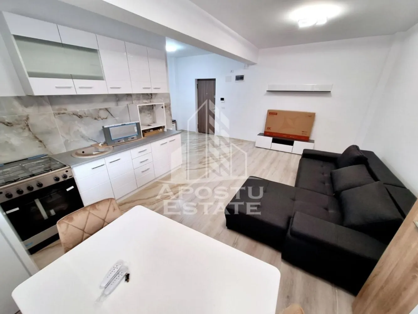 Apartament cu 1 camera, loc de parcare inclus, parter, Giroc - Agentia Imobiliara APOSTU ESTATE va ofera spre inchiriere un apartament cu 1 camera, situat in Giroc.

Acest apartament cu o suprafata de 35 mp dispune de urmatoarele facilitati:
- Bucatarie spatioasa, complet utilata, cu loc de luat masa;
- Hol de acces;
- Sufragerie luminoasa;
- Baie dotata cu cabina de dus si geam pentru ventilatie naturala.

Confortul termic este asigurat de centrala proprie pe gaz. Apartamentul se bucura de o pozitionare privilegiata, oferind acces rapid la diverse puncte de interes din zona:
-Benzinaria Esso;
-Mega Image la 2 minute distanta;
-Restaurante;
-Mijloace de transport in comun la cateva minute distanta.

Se elibereaza de la 1.06.2026.
Va invitam cu drag sa programati o vizionare pentru a aprecia personal toate facilitatile si avantajele acestui apartament.

ID intern: CP2186234!