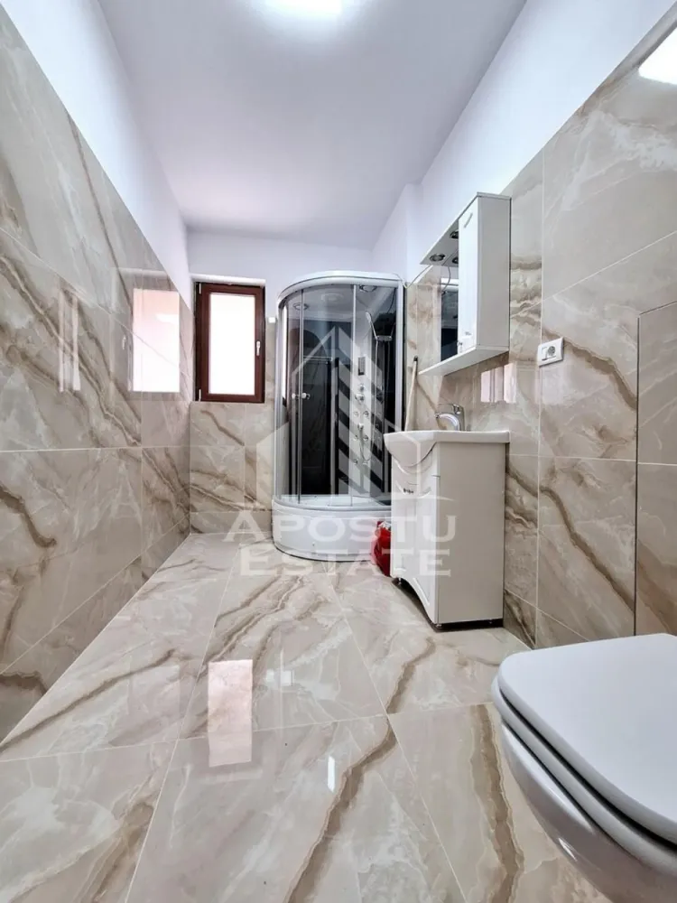 Apartament cu 1 camera, loc de parcare inclus, parter, Giroc - Agentia Imobiliara APOSTU ESTATE va ofera spre inchiriere un apartament cu 1 camera, situat in Giroc.

Acest apartament cu o suprafata de 35 mp dispune de urmatoarele facilitati:
- Bucatarie spatioasa, complet utilata, cu loc de luat masa;
- Hol de acces;
- Sufragerie luminoasa;
- Baie dotata cu cabina de dus si geam pentru ventilatie naturala.

Confortul termic este asigurat de centrala proprie pe gaz. Apartamentul se bucura de o pozitionare privilegiata, oferind acces rapid la diverse puncte de interes din zona:
-Benzinaria Esso;
-Mega Image la 2 minute distanta;
-Restaurante;
-Mijloace de transport in comun la cateva minute distanta.

Se elibereaza de la 1.06.2026.
Va invitam cu drag sa programati o vizionare pentru a aprecia personal toate facilitatile si avantajele acestui apartament.

ID intern: CP2186234!