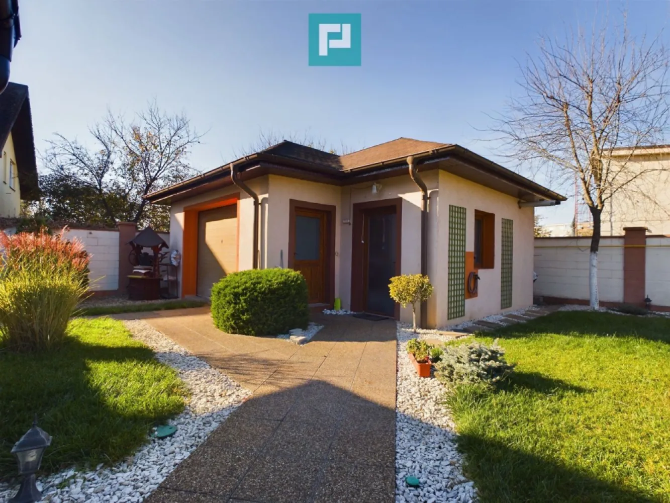 Vilă premium, Alfa - Vilă premium complet mobilată, zonă liniștită – Str. Oituz

Teren 732 mp | Util 310 mp | Front stradal 21 m

Proprietate spațioasă, ideală pentru clienți care caută confort real și intimitate. Construcție solidă din cărămidă, compartimentare eficientă, finisaje și mobilier de nivel superior.

Parter: living generos, bucătărie complet echipată, dormitor, baie, spații de depozitare.
Etaj: 2 dormitoare, 2 băi, birou, dressinguri, balcoane și terasă de 28 mp.

Dotări premium: încălzire în pardoseală, aer condiționat, tâmplărie din lemn masiv, finisaje moderne, complet mobilată și utilată.

Exteriorul oferă un stil de viață exclusivist: jacuzzi 8 persoane, zonă BBQ, garaj și 3 locuri de parcare.

Proprietate pregătită pentru mutare imediată, fără compromisuri. Ideală pentru clienți cu standarde ridicate.

Ghereben Emanuel - 0755814751
emanuel.ghereben@propertylab.ro

CP2186030