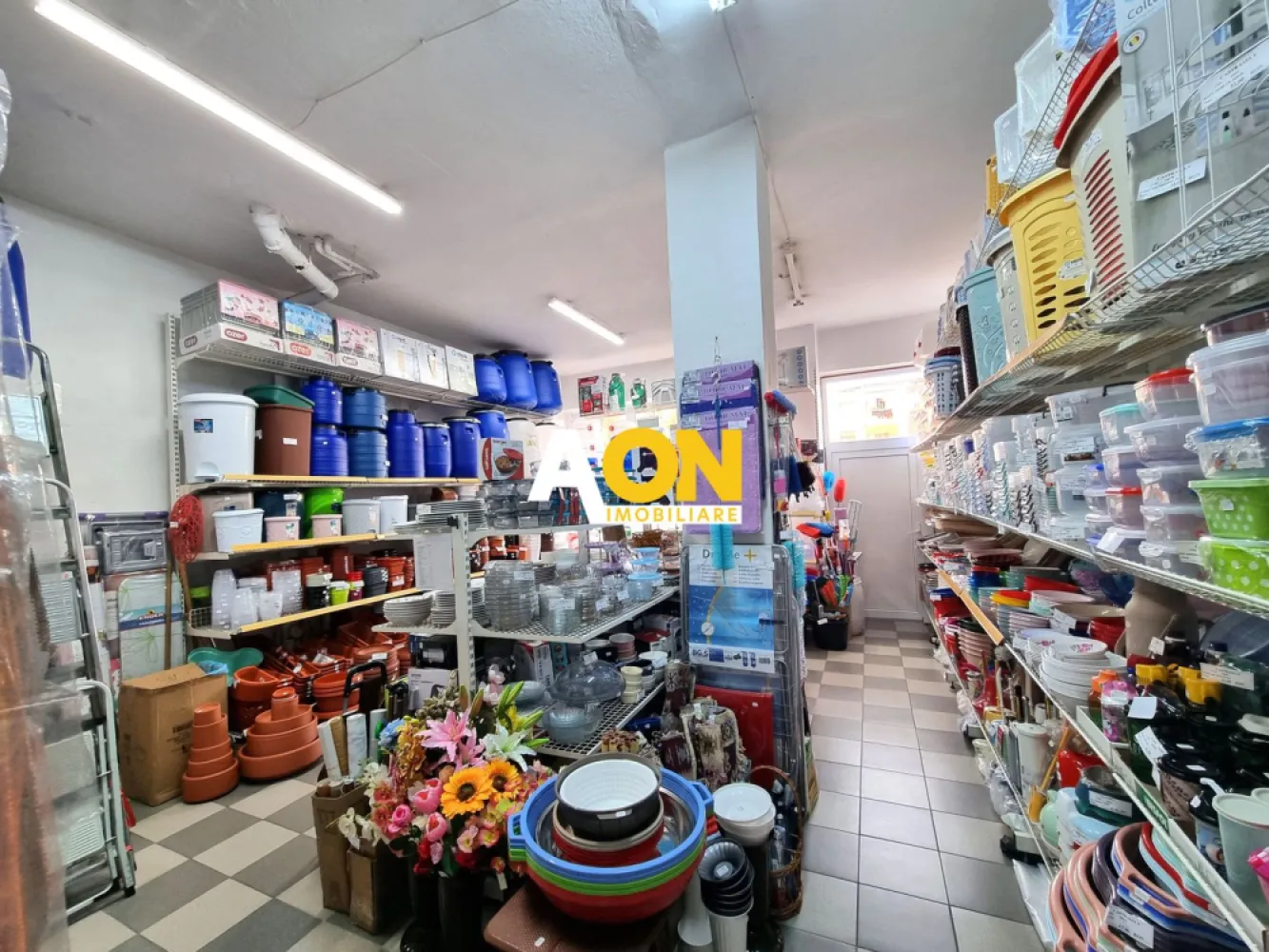 Spatiu comercial cu vad cartierul Ampoi 3 - AON Imobiliare vă oferă spre vânzare un spațiu comercial foarte bine poziționat, situat în cartierul Ampoi 3 din Alba Iulia. Cu o suprafață utilă de 80 mp, acest spațiu oferă o combinație ideală de vizibilitate excelentă, acces facil și o varietate de opțiuni de amenajare.
Caracteristici principale:
• Suprafață generoasă: Cu 80 mp utili, spațiul oferă suficientă flexibilitate pentru a se adapta la o gamă largă de nevoi de afaceri.
• Amenajare versatilă: Spațiul este compus din 2 încăperi separate si baie.
• Acces facil: Două intrări separate permit acces facil din stradă, sporind vizibilitatea și atractivitatea spațiului.
• Confort sporit: Sistemul de încălzire cu centrală termică pe gaz și calorifere asigură un climat interior confortabil pe tot parcursul anului.
• Front stradal amplu: Frontul stradal de 6 metri oferă o vizibilitate excelentă a spațiului din stradă, atrăgând atenția potențialilor clienți.
Oportunitate ideală pentru:
• Magazine de retail
• Birouri
• Cabinete medicale
• Farmacii
• Saloane de înfrumusețare sau frizerie
• Alte afaceri care se bazează pe traficul pietonal
Pentru a afla mai multe detalii despre acest spațiu comercial atractiv sau pentru a programa o vizionare, contactați AON Imobiliare. Nu ratați această oportunitate de a vă dezvolta afacerea în inima cartierului Ampoi 3 din Alba Iulia!
ID intern: CP2185473