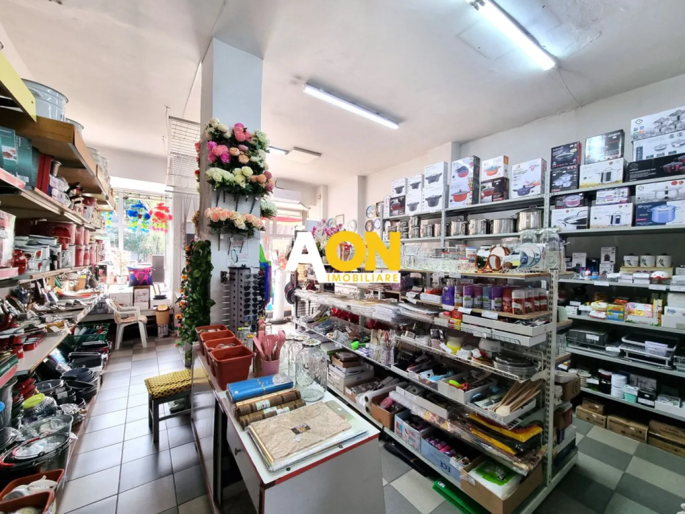 Spatiu comercial cu vad cartierul Ampoi 3 - AON Imobiliare vă oferă spre vânzare un spațiu comercial foarte bine poziționat, situat în cartierul Ampoi 3 din Alba Iulia. Cu o suprafață utilă de 80 mp, acest spațiu oferă o combinație ideală de vizibilitate excelentă, acces facil și o varietate de opțiuni de amenajare.
Caracteristici principale:
• Suprafață generoasă: Cu 80 mp utili, spațiul oferă suficientă flexibilitate pentru a se adapta la o gamă largă de nevoi de afaceri.
• Amenajare versatilă: Spațiul este compus din 2 încăperi separate si baie.
• Acces facil: Două intrări separate permit acces facil din stradă, sporind vizibilitatea și atractivitatea spațiului.
• Confort sporit: Sistemul de încălzire cu centrală termică pe gaz și calorifere asigură un climat interior confortabil pe tot parcursul anului.
• Front stradal amplu: Frontul stradal de 6 metri oferă o vizibilitate excelentă a spațiului din stradă, atrăgând atenția potențialilor clienți.
Oportunitate ideală pentru:
• Magazine de retail
• Birouri
• Cabinete medicale
• Farmacii
• Saloane de înfrumusețare sau frizerie
• Alte afaceri care se bazează pe traficul pietonal
Pentru a afla mai multe detalii despre acest spațiu comercial atractiv sau pentru a programa o vizionare, contactați AON Imobiliare. Nu ratați această oportunitate de a vă dezvolta afacerea în inima cartierului Ampoi 3 din Alba Iulia!
ID intern: CP2185473