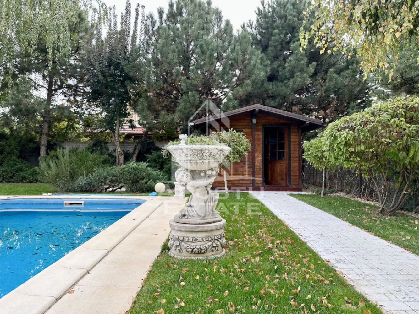 Casa impresionanta cu 5 camere si garaj, la intrare in Dumbravita - Apostu Estate va prezinta spre vanzare o adevarata bijuterie imobiliara situata in cea mai dorita zona din Dumbravita, in apropiere de Kaufland.

Aceasta casa construita in 2009 combina cu maiestrie stilul modern cu accente clasice, oferindu-va un spatiu generos de 280 mp construiți, cu un regim de inaltime Parter+Mansarda inalta, amplasata pe un teren de 646 mp.

Cu feroneria din sticla generos dimensionata, casa va va incanta cu lumina naturala.
Compartimentarea eficienta ofera confortul dorit:

La parter, veti gasi:

Un hol de acces elegant;
O bucatarie inchisa, ideala pentru gatit;
Un living primitor, perfect pentru momentele de relaxare;
O zona de dining confortabila;
O baie moderna;
Un birou/dormitor, dupa preferinte;
Garaj;
O terasa generoasa, ideala pentru serile de vara;

La etaj, va asteapta:

Un dormitor matrimonial cu baie proprie si terasa;
Doua camere luminoase;
Un dressing spatios;
O baie dotata cu dus;

Curtea este un adevarat refugiu, amenajata cu vegetatie matura, o piscina pentru zilele calde si un loc de gratar perfect pentru petreceri cu prietenii si familia.
Casa este complet utilata, dispunand de toate utilitatile necesare, inclusiv un foraj de 140 de metri adancime si un sistem de dedurizare a apei.

Casa se vinde mobilata si utilata.
Agentia imobiliara Apostu Estate va ofera consultanta si solutii financiare prin colaboratorii nostri.

Va invitam cu drag la o vizionare!