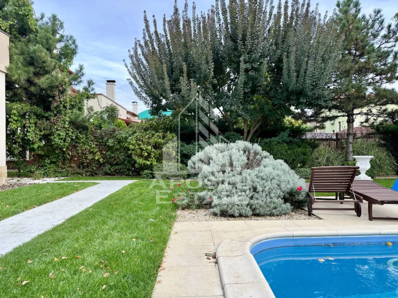 Casa impresionanta cu 5 camere si garaj, la intrare in Dumbravita - Apostu Estate va prezinta spre vanzare o adevarata bijuterie imobiliara situata in cea mai dorita zona din Dumbravita, in apropiere de Kaufland.

Aceasta casa construita in 2009 combina cu maiestrie stilul modern cu accente clasice, oferindu-va un spatiu generos de 280 mp construiți, cu un regim de inaltime Parter+Mansarda inalta, amplasata pe un teren de 646 mp.

Cu feroneria din sticla generos dimensionata, casa va va incanta cu lumina naturala.
Compartimentarea eficienta ofera confortul dorit:

La parter, veti gasi:

Un hol de acces elegant;
O bucatarie inchisa, ideala pentru gatit;
Un living primitor, perfect pentru momentele de relaxare;
O zona de dining confortabila;
O baie moderna;
Un birou/dormitor, dupa preferinte;
Garaj;
O terasa generoasa, ideala pentru serile de vara;

La etaj, va asteapta:

Un dormitor matrimonial cu baie proprie si terasa;
Doua camere luminoase;
Un dressing spatios;
O baie dotata cu dus;

Curtea este un adevarat refugiu, amenajata cu vegetatie matura, o piscina pentru zilele calde si un loc de gratar perfect pentru petreceri cu prietenii si familia.
Casa este complet utilata, dispunand de toate utilitatile necesare, inclusiv un foraj de 140 de metri adancime si un sistem de dedurizare a apei.

Casa se vinde mobilata si utilata.
Agentia imobiliara Apostu Estate va ofera consultanta si solutii financiare prin colaboratorii nostri.

Va invitam cu drag la o vizionare!