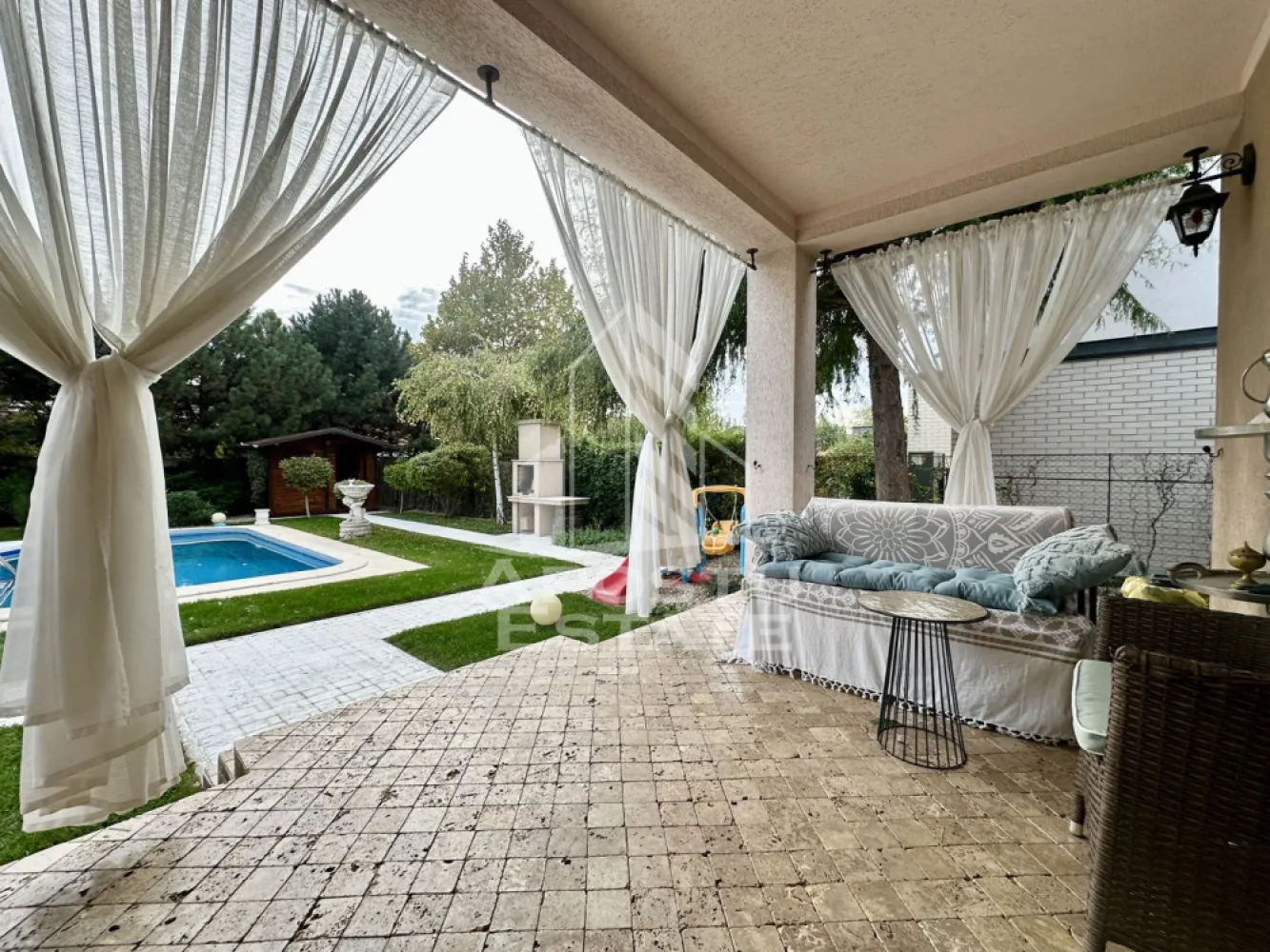 Casa impresionanta cu 5 camere si garaj, la intrare in Dumbravita - Apostu Estate va prezinta spre vanzare o adevarata bijuterie imobiliara situata in cea mai dorita zona din Dumbravita, in apropiere de Kaufland.

Aceasta casa construita in 2009 combina cu maiestrie stilul modern cu accente clasice, oferindu-va un spatiu generos de 280 mp construiți, cu un regim de inaltime Parter+Mansarda inalta, amplasata pe un teren de 646 mp.

Cu feroneria din sticla generos dimensionata, casa va va incanta cu lumina naturala.
Compartimentarea eficienta ofera confortul dorit:

La parter, veti gasi:

Un hol de acces elegant;
O bucatarie inchisa, ideala pentru gatit;
Un living primitor, perfect pentru momentele de relaxare;
O zona de dining confortabila;
O baie moderna;
Un birou/dormitor, dupa preferinte;
Garaj;
O terasa generoasa, ideala pentru serile de vara;

La etaj, va asteapta:

Un dormitor matrimonial cu baie proprie si terasa;
Doua camere luminoase;
Un dressing spatios;
O baie dotata cu dus;

Curtea este un adevarat refugiu, amenajata cu vegetatie matura, o piscina pentru zilele calde si un loc de gratar perfect pentru petreceri cu prietenii si familia.
Casa este complet utilata, dispunand de toate utilitatile necesare, inclusiv un foraj de 140 de metri adancime si un sistem de dedurizare a apei.

Casa se vinde mobilata si utilata.
Agentia imobiliara Apostu Estate va ofera consultanta si solutii financiare prin colaboratorii nostri.

Va invitam cu drag la o vizionare!
