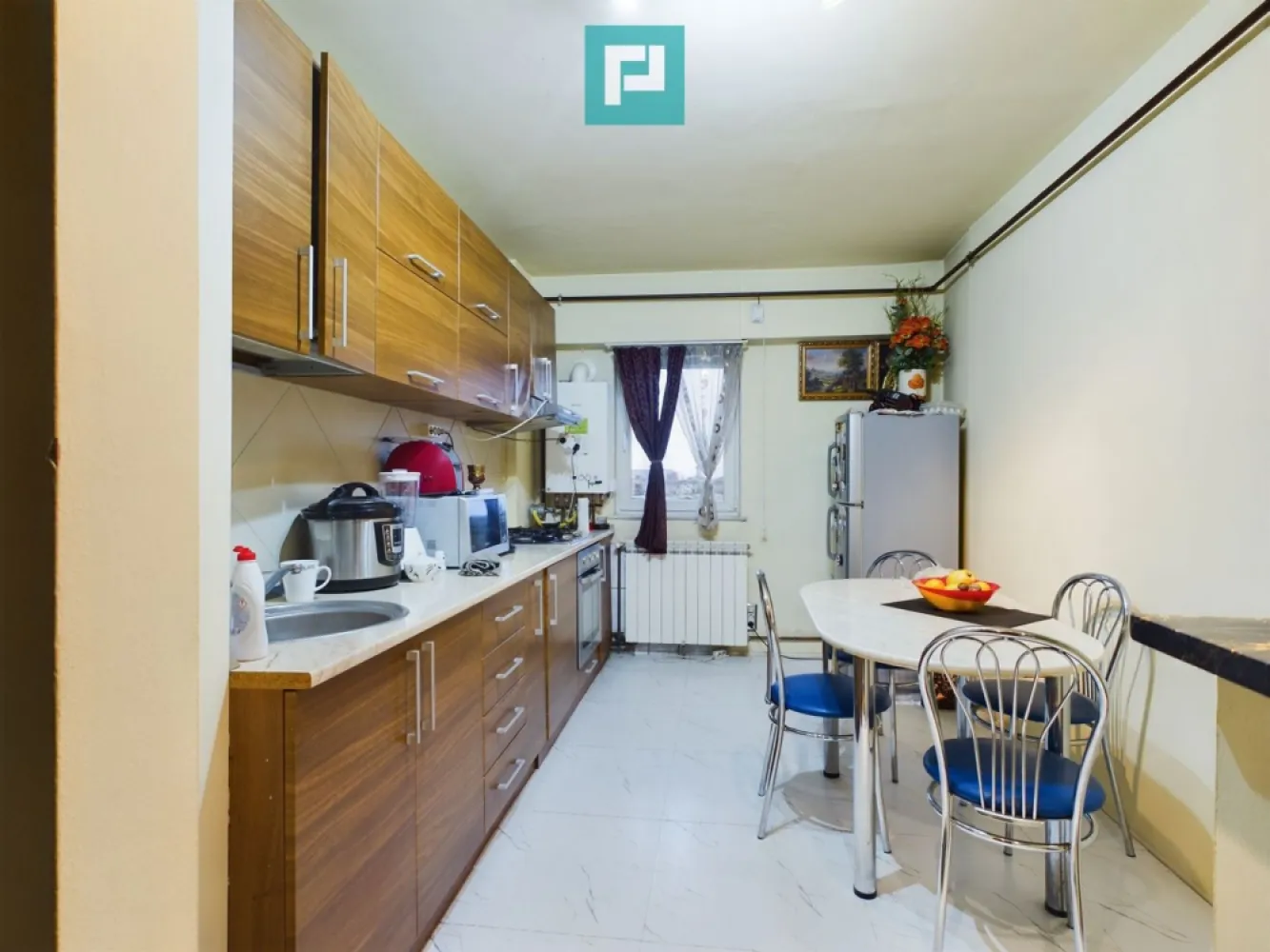 Apartament panoramic cu 4 camere zona 300 - Propertylab vă propune spre vânzare un apartament spațios, situat într-o zonă deosebit de atractivă în Micălaca zona 300, la etajul 6 al unui imobil bine întreținut. Locuința beneficiază de o suprafață utilă generoasă de 83 mp, fiind ideală pentru o familie sau pentru cei care doresc un spațiu confortabil și bine compartimentat.

Caracteristici principale
Număr camere: 4
Suprafață utilă: 83 mp
Etaj: 6
Priveliste: Panoramă spectaculoasă asupra orașului, oferind o atmosferă liniștită și relaxantă.
Compartimentare: Funcțională și eficientă, potrivită pentru o viață cotidiană confortabilă.
Dotări și finisaje
Stil finisaje: Clasic, cu elemente bine păstrate și întreținute.
Încălzire: Apartamentul este dotat cu centrală termică proprie, asigurând confort termic și costuri reduse la întreținere.
Utilare: Apartamentul este complet utilat și dotat, oferind toate condițiile pentru a vă muta imediat.
Avantaje și beneficii
Localizare excelentă: Zona 300 este recunoscută pentru accesul facil la transport public, școli, magazine și alte facilități urbane.
Priveliste panoramică: Perfectă pentru a vă bucura de răsărituri și apusuri spectaculoase chiar din confortul propriului apartament.
Confort sporit: Suprafața generoasă și compartimentarea funcțională permit organizarea unui spațiu personalizat.
Recomandare
Acest apartament reprezintă o oportunitate rară pe piață, fiind o combinație excelentă între confort, amplasament și preț. 

Suntem convinși că acest apartament vă poate deveni noul acasă!

Pentru mai multe detalii vă aștept la o vizionare!

Szekeres Carol-consultant imobiliar
Tel: 0729966649 carol.szekeres@propertylab.ro

CP2184711