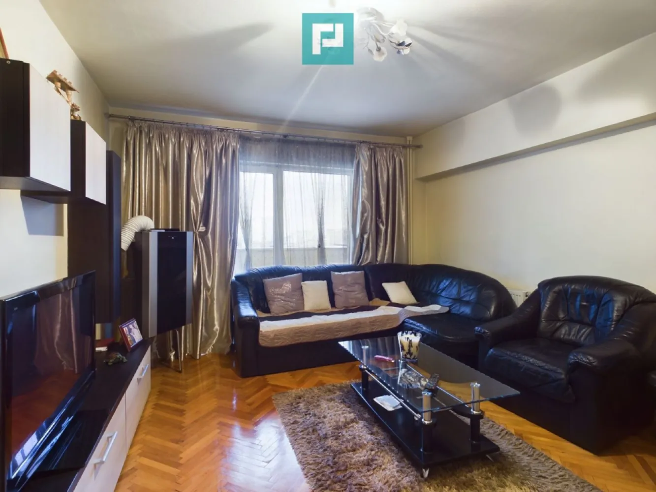 Apartament panoramic cu 4 camere zona 300 - Propertylab vă propune spre vânzare un apartament spațios, situat într-o zonă deosebit de atractivă în Micălaca zona 300, la etajul 6 al unui imobil bine întreținut. Locuința beneficiază de o suprafață utilă generoasă de 83 mp, fiind ideală pentru o familie sau pentru cei care doresc un spațiu confortabil și bine compartimentat.

Caracteristici principale
Număr camere: 4
Suprafață utilă: 83 mp
Etaj: 6
Priveliste: Panoramă spectaculoasă asupra orașului, oferind o atmosferă liniștită și relaxantă.
Compartimentare: Funcțională și eficientă, potrivită pentru o viață cotidiană confortabilă.
Dotări și finisaje
Stil finisaje: Clasic, cu elemente bine păstrate și întreținute.
Încălzire: Apartamentul este dotat cu centrală termică proprie, asigurând confort termic și costuri reduse la întreținere.
Utilare: Apartamentul este complet utilat și dotat, oferind toate condițiile pentru a vă muta imediat.
Avantaje și beneficii
Localizare excelentă: Zona 300 este recunoscută pentru accesul facil la transport public, școli, magazine și alte facilități urbane.
Priveliste panoramică: Perfectă pentru a vă bucura de răsărituri și apusuri spectaculoase chiar din confortul propriului apartament.
Confort sporit: Suprafața generoasă și compartimentarea funcțională permit organizarea unui spațiu personalizat.
Recomandare
Acest apartament reprezintă o oportunitate rară pe piață, fiind o combinație excelentă între confort, amplasament și preț. 

Suntem convinși că acest apartament vă poate deveni noul acasă!

Pentru mai multe detalii vă aștept la o vizionare!

Szekeres Carol-consultant imobiliar
Tel: 0729966649 carol.szekeres@propertylab.ro

CP2184711