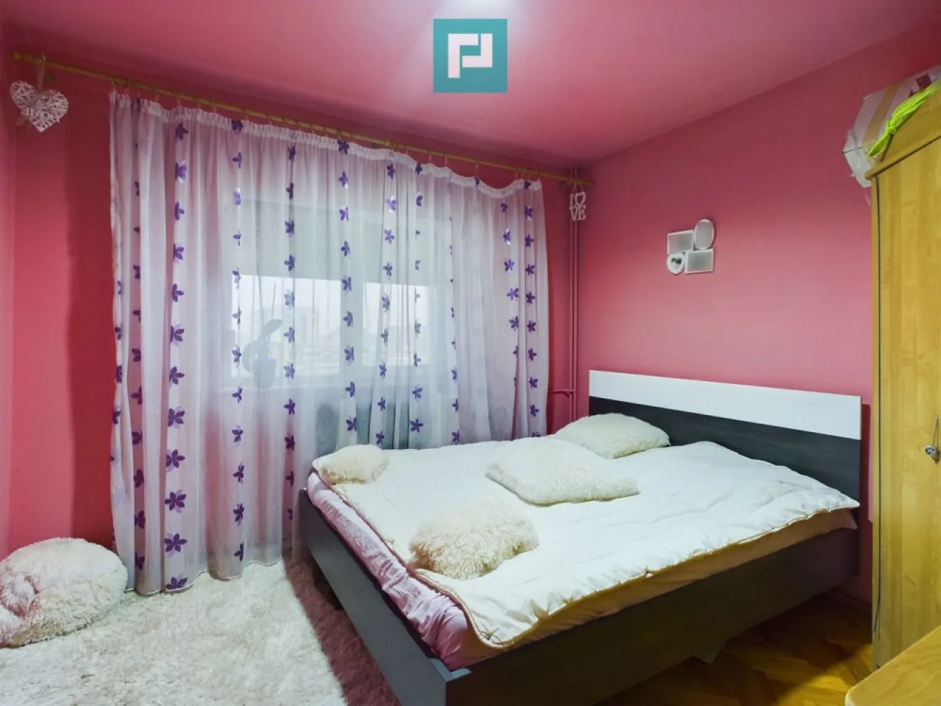 Apartament panoramic cu 4 camere zona 300 - Propertylab vă propune spre vânzare un apartament spațios, situat într-o zonă deosebit de atractivă în Micălaca zona 300, la etajul 6 al unui imobil bine întreținut. Locuința beneficiază de o suprafață utilă generoasă de 83 mp, fiind ideală pentru o familie sau pentru cei care doresc un spațiu confortabil și bine compartimentat.

Caracteristici principale
Număr camere: 4
Suprafață utilă: 83 mp
Etaj: 6
Priveliste: Panoramă spectaculoasă asupra orașului, oferind o atmosferă liniștită și relaxantă.
Compartimentare: Funcțională și eficientă, potrivită pentru o viață cotidiană confortabilă.
Dotări și finisaje
Stil finisaje: Clasic, cu elemente bine păstrate și întreținute.
Încălzire: Apartamentul este dotat cu centrală termică proprie, asigurând confort termic și costuri reduse la întreținere.
Utilare: Apartamentul este complet utilat și dotat, oferind toate condițiile pentru a vă muta imediat.
Avantaje și beneficii
Localizare excelentă: Zona 300 este recunoscută pentru accesul facil la transport public, școli, magazine și alte facilități urbane.
Priveliste panoramică: Perfectă pentru a vă bucura de răsărituri și apusuri spectaculoase chiar din confortul propriului apartament.
Confort sporit: Suprafața generoasă și compartimentarea funcțională permit organizarea unui spațiu personalizat.
Recomandare
Acest apartament reprezintă o oportunitate rară pe piață, fiind o combinație excelentă între confort, amplasament și preț. 

Suntem convinși că acest apartament vă poate deveni noul acasă!

Pentru mai multe detalii vă aștept la o vizionare!

Szekeres Carol-consultant imobiliar
Tel: 0729966649 carol.szekeres@propertylab.ro

CP2184711