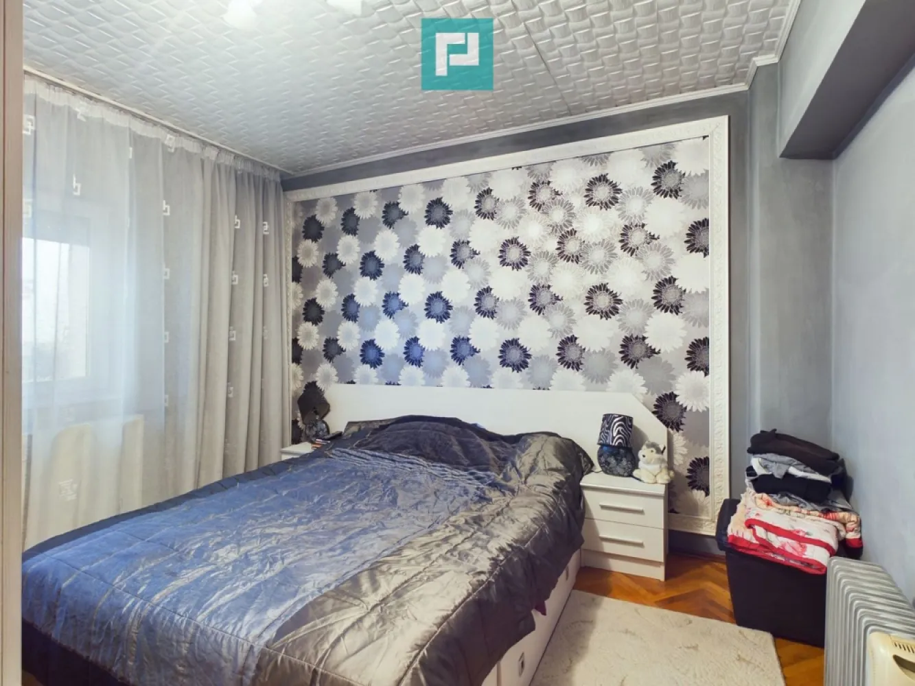 Apartament panoramic cu 4 camere zona 300 - Propertylab vă propune spre vânzare un apartament spațios, situat într-o zonă deosebit de atractivă în Micălaca zona 300, la etajul 6 al unui imobil bine întreținut. Locuința beneficiază de o suprafață utilă generoasă de 83 mp, fiind ideală pentru o familie sau pentru cei care doresc un spațiu confortabil și bine compartimentat.

Caracteristici principale
Număr camere: 4
Suprafață utilă: 83 mp
Etaj: 6
Priveliste: Panoramă spectaculoasă asupra orașului, oferind o atmosferă liniștită și relaxantă.
Compartimentare: Funcțională și eficientă, potrivită pentru o viață cotidiană confortabilă.
Dotări și finisaje
Stil finisaje: Clasic, cu elemente bine păstrate și întreținute.
Încălzire: Apartamentul este dotat cu centrală termică proprie, asigurând confort termic și costuri reduse la întreținere.
Utilare: Apartamentul este complet utilat și dotat, oferind toate condițiile pentru a vă muta imediat.
Avantaje și beneficii
Localizare excelentă: Zona 300 este recunoscută pentru accesul facil la transport public, școli, magazine și alte facilități urbane.
Priveliste panoramică: Perfectă pentru a vă bucura de răsărituri și apusuri spectaculoase chiar din confortul propriului apartament.
Confort sporit: Suprafața generoasă și compartimentarea funcțională permit organizarea unui spațiu personalizat.
Recomandare
Acest apartament reprezintă o oportunitate rară pe piață, fiind o combinație excelentă între confort, amplasament și preț. 

Suntem convinși că acest apartament vă poate deveni noul acasă!

Pentru mai multe detalii vă aștept la o vizionare!

Szekeres Carol-consultant imobiliar
Tel: 0729966649 carol.szekeres@propertylab.ro

CP2184711