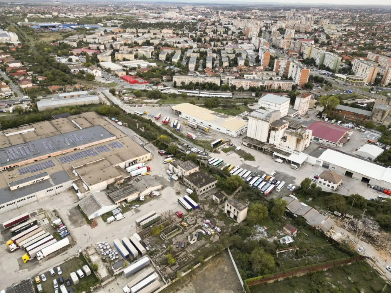 Teren industrial de 6,820mp Strada Poetului - Oportunitate Rară pentru Investitori - Teren Industrial 6.820 mp, Strada Poetului, Arad

Căutați o locație strategică pentru o dezvoltare industrială de succes? Vă oferim un teren de 6.820 mp situat în Arad, pe Strada Poetului nr. 97-103, în imediata vecinătate a depozitelor Agrirom și Euroden Cargo SRL. Aceasta este o oportunitate excepțională de a investi într-o zonă industrială de mare interes, cu potențial ridicat pentru:
• Construcție hală industrială
• Punct logistic
• Depozit
Caracteristici ale terenului:
• Teren parțial împrejmuit, cu suprafața totală de 6820 mp
• Clădire fost abator cu suprafața de 650 mp
• Crematoriu cu suprafața de 89 mp
• Stație de epurare cu suprafața de 235 mp
• Colector pentru deșeuri cu suprafața de 40 mp
De ce să investiți aici?
• Zonă industrială bine dezvoltată – facilități de producție și logistică deja prezente, oferind un ecosistem ideal pentru afacerea dvs.
• Acces rapid la drumuri principale – conexiuni rapide la infrastructura rutieră, perfect pentru activități logistice și de transport.
• Potențial de dezvoltare ridicat – locația are toate avantajele pentru a susține o creștere rapidă și eficientă a afacerii dvs.

Nu ratați această oportunitate de investiție! Contactați-ne pentru detalii suplimentare și vizionări. Aceasta este șansa dvs. de a face parte dintr-o zonă industrială în plină dezvoltare.

Pentru mai multe informații, ne puteți contacta oricând.

Tudor Trașcă - consultant imobiliar Property Lab
Tel: 0730 650 235
E-mail: tudor.trasca@propertylab.ro

Remus Beiusanu - consultant imobiliar Property Lab
Tel: 0785 997 537
remus.beiusanu@propertylab.ro

Cod proprietate 2184516