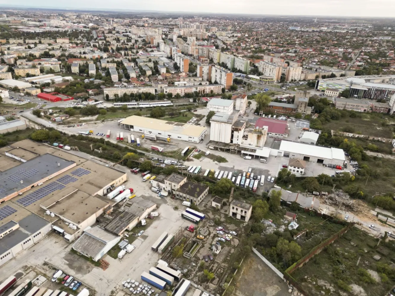 Teren industrial de 6,820mp Strada Poetului - Oportunitate Rară pentru Investitori - Teren Industrial 6.820 mp, Strada Poetului, Arad

Căutați o locație strategică pentru o dezvoltare industrială de succes? Vă oferim un teren de 6.820 mp situat în Arad, pe Strada Poetului nr. 97-103, în imediata vecinătate a depozitelor Agrirom și Euroden Cargo SRL. Aceasta este o oportunitate excepțională de a investi într-o zonă industrială de mare interes, cu potențial ridicat pentru:
• Construcție hală industrială
• Punct logistic
• Depozit
Caracteristici ale terenului:
• Teren parțial împrejmuit, cu suprafața totală de 6820 mp
• Clădire fost abator cu suprafața de 650 mp
• Crematoriu cu suprafața de 89 mp
• Stație de epurare cu suprafața de 235 mp
• Colector pentru deșeuri cu suprafața de 40 mp
De ce să investiți aici?
• Zonă industrială bine dezvoltată – facilități de producție și logistică deja prezente, oferind un ecosistem ideal pentru afacerea dvs.
• Acces rapid la drumuri principale – conexiuni rapide la infrastructura rutieră, perfect pentru activități logistice și de transport.
• Potențial de dezvoltare ridicat – locația are toate avantajele pentru a susține o creștere rapidă și eficientă a afacerii dvs.

Nu ratați această oportunitate de investiție! Contactați-ne pentru detalii suplimentare și vizionări. Aceasta este șansa dvs. de a face parte dintr-o zonă industrială în plină dezvoltare.

Pentru mai multe informații, ne puteți contacta oricând.

Tudor Trașcă - consultant imobiliar Property Lab
Tel: 0730 650 235
E-mail: tudor.trasca@propertylab.ro

Remus Beiusanu - consultant imobiliar Property Lab
Tel: 0785 997 537
remus.beiusanu@propertylab.ro

Cod proprietate 2184516