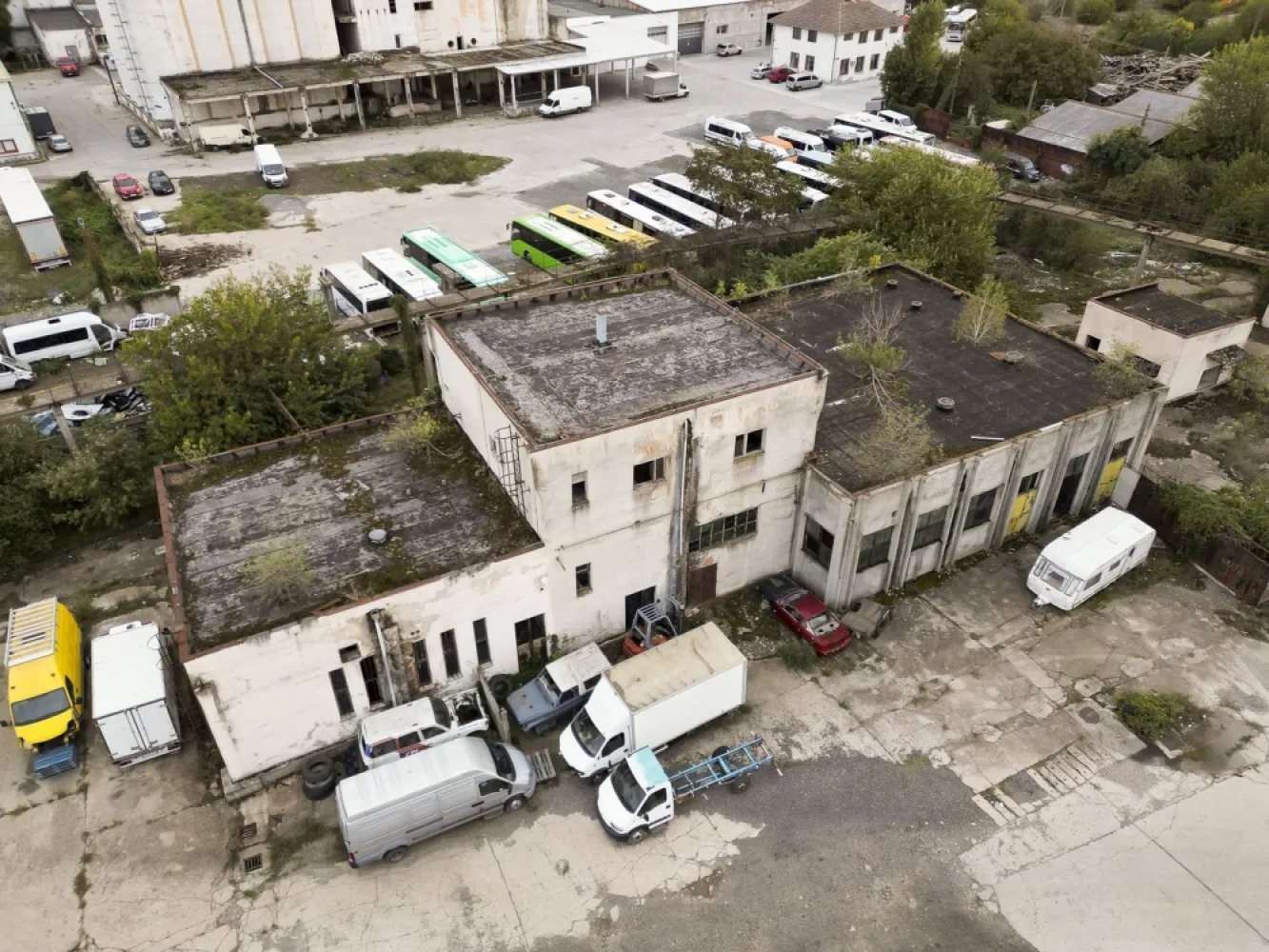 Teren industrial de 6,820mp Strada Poetului - Oportunitate Rară pentru Investitori - Teren Industrial 6.820 mp, Strada Poetului, Arad

Căutați o locație strategică pentru o dezvoltare industrială de succes? Vă oferim un teren de 6.820 mp situat în Arad, pe Strada Poetului nr. 97-103, în imediata vecinătate a depozitelor Agrirom și Euroden Cargo SRL. Aceasta este o oportunitate excepțională de a investi într-o zonă industrială de mare interes, cu potențial ridicat pentru:
• Construcție hală industrială
• Punct logistic
• Depozit
Caracteristici ale terenului:
• Teren parțial împrejmuit, cu suprafața totală de 6820 mp
• Clădire fost abator cu suprafața de 650 mp
• Crematoriu cu suprafața de 89 mp
• Stație de epurare cu suprafața de 235 mp
• Colector pentru deșeuri cu suprafața de 40 mp
De ce să investiți aici?
• Zonă industrială bine dezvoltată – facilități de producție și logistică deja prezente, oferind un ecosistem ideal pentru afacerea dvs.
• Acces rapid la drumuri principale – conexiuni rapide la infrastructura rutieră, perfect pentru activități logistice și de transport.
• Potențial de dezvoltare ridicat – locația are toate avantajele pentru a susține o creștere rapidă și eficientă a afacerii dvs.

Nu ratați această oportunitate de investiție! Contactați-ne pentru detalii suplimentare și vizionări. Aceasta este șansa dvs. de a face parte dintr-o zonă industrială în plină dezvoltare.

Pentru mai multe informații, ne puteți contacta oricând.

Tudor Trașcă - consultant imobiliar Property Lab
Tel: 0730 650 235
E-mail: tudor.trasca@propertylab.ro

Remus Beiusanu - consultant imobiliar Property Lab
Tel: 0785 997 537
remus.beiusanu@propertylab.ro

Cod proprietate 2184516