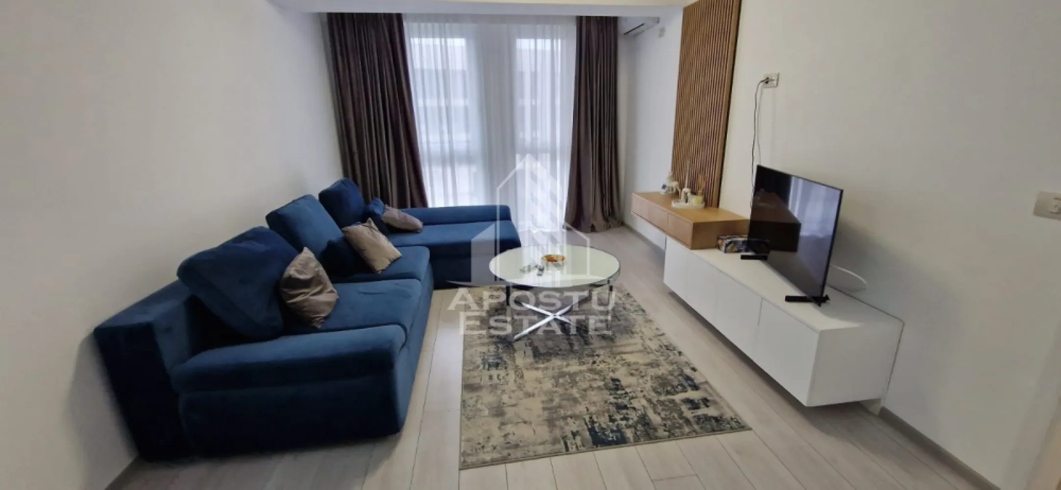 Apartament cu 3 camere, et 2, loc de parcare subteran, Sapporo Nord - Agentia Imobiliara APOSTU ESTATE va ofera spre inchiriere un apartament cu 3 camere, situat in zona Aradului.

Acest apartament cu o suprafata de 80 mp dispune de urmatoarele facilitati:
- Bucatarie spatioasa, complet utilata, cu loc de luat masa;
- Hol de acces;
- Sufragerie luminoasa, cu acces la un balcon generos;
- Dormitor mobilat cu pat matrimonial;
-Dormitor mobilat cu pat matrimonial;
- Baie dotata cu cabina de dus si geam pentru ventilatie naturala;
-Baie dotata cu cada.

Confortul termic este asigurat de centrala proprie pe gaz. Apartamentul se bucura de o pozitionare privilegiata, oferind acces rapid la diverse puncte de interes din zona:
- Iulius Mall - 15 minute de mers pe jos;
- Statii de transport in comun - la doar 5 minute distanta;
- Supermarketuri precum Auchan in apropiere;

Va invitam cu drag sa programati o vizionare pentru a aprecia personal toate facilitatile si avantajele acestui apartament.

ID intern: CP2183477!