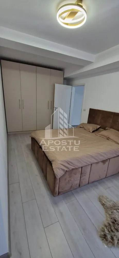 Apartament cu 3 camere, et 2, loc de parcare subteran, Sapporo Nord - Agentia Imobiliara APOSTU ESTATE va ofera spre inchiriere un apartament cu 3 camere, situat in zona Aradului.

Acest apartament cu o suprafata de 80 mp dispune de urmatoarele facilitati:
- Bucatarie spatioasa, complet utilata, cu loc de luat masa;
- Hol de acces;
- Sufragerie luminoasa, cu acces la un balcon generos;
- Dormitor mobilat cu pat matrimonial;
-Dormitor mobilat cu pat matrimonial;
- Baie dotata cu cabina de dus si geam pentru ventilatie naturala;
-Baie dotata cu cada.

Confortul termic este asigurat de centrala proprie pe gaz. Apartamentul se bucura de o pozitionare privilegiata, oferind acces rapid la diverse puncte de interes din zona:
- Iulius Mall - 15 minute de mers pe jos;
- Statii de transport in comun - la doar 5 minute distanta;
- Supermarketuri precum Auchan in apropiere;

Va invitam cu drag sa programati o vizionare pentru a aprecia personal toate facilitatile si avantajele acestui apartament.

ID intern: CP2183477!